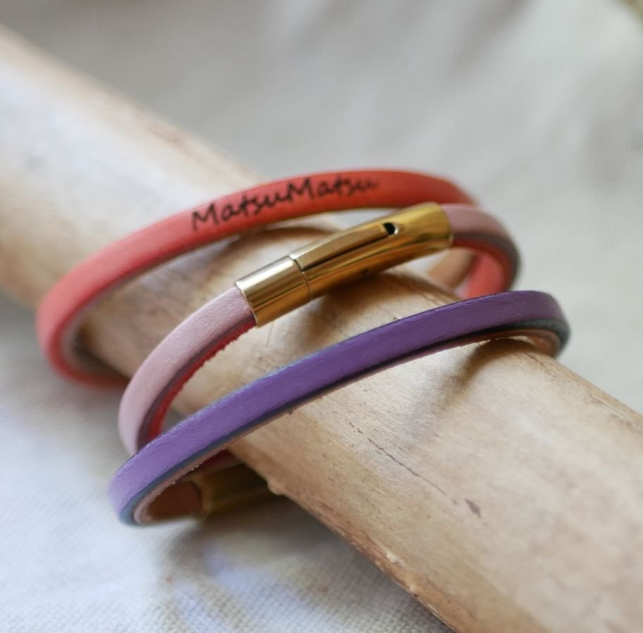Skräddarsytt tvåfärgat läderarmband med guldlås
