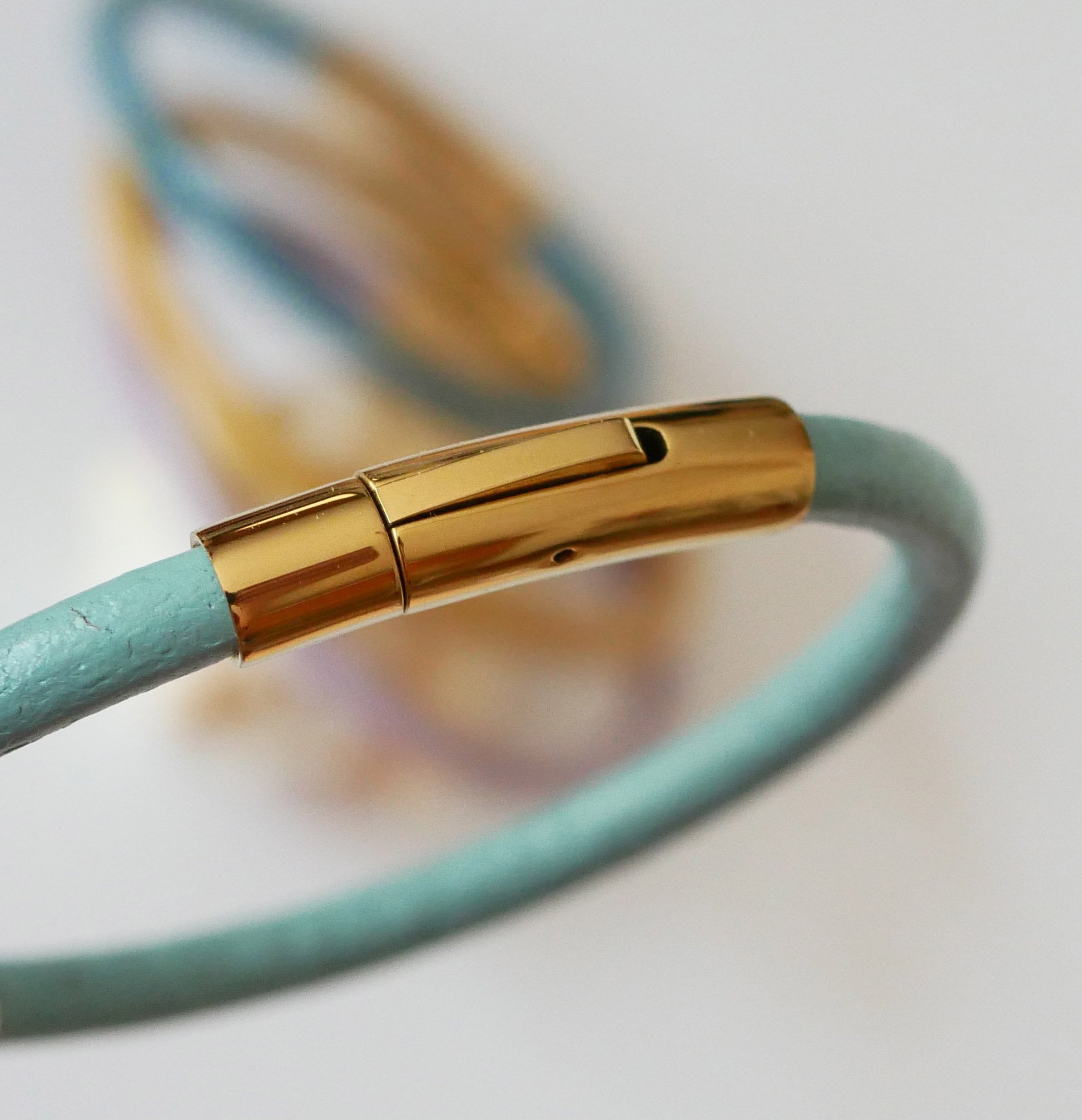Runt läderarmband för kvinnor med bajonettlås i guld
