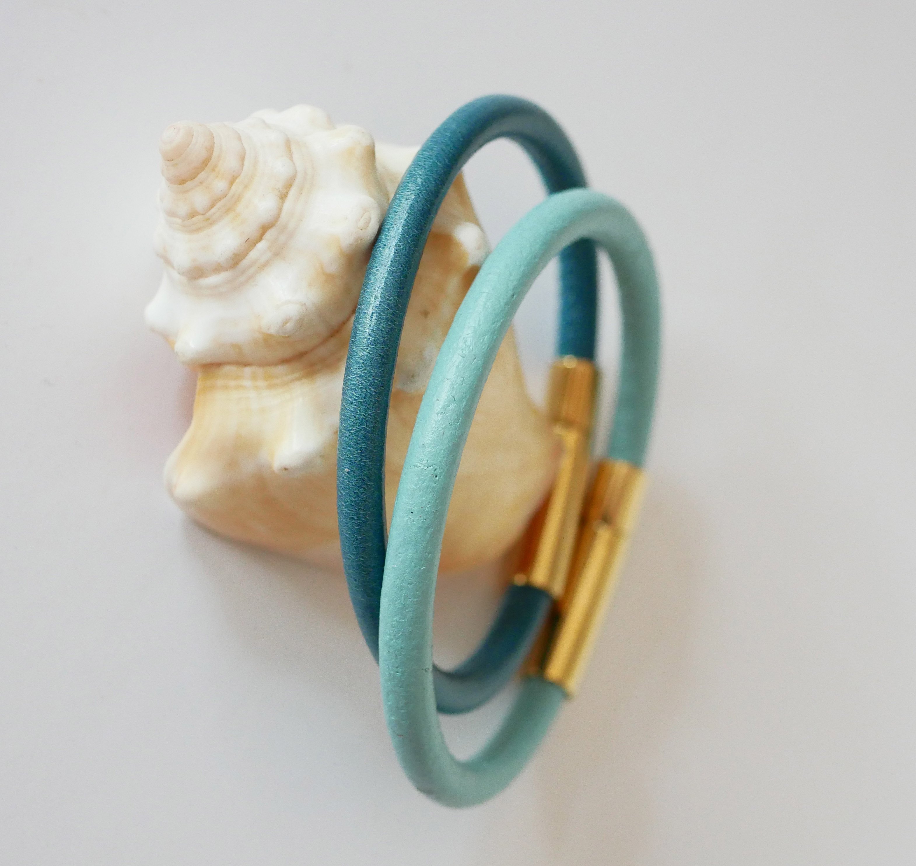 Runt läderarmband för kvinnor med bajonettlås i guld