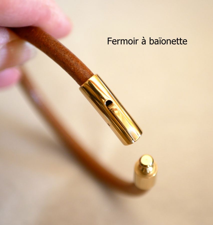 Skräddarsytt runt läderarmband för kvinnor med gravyr