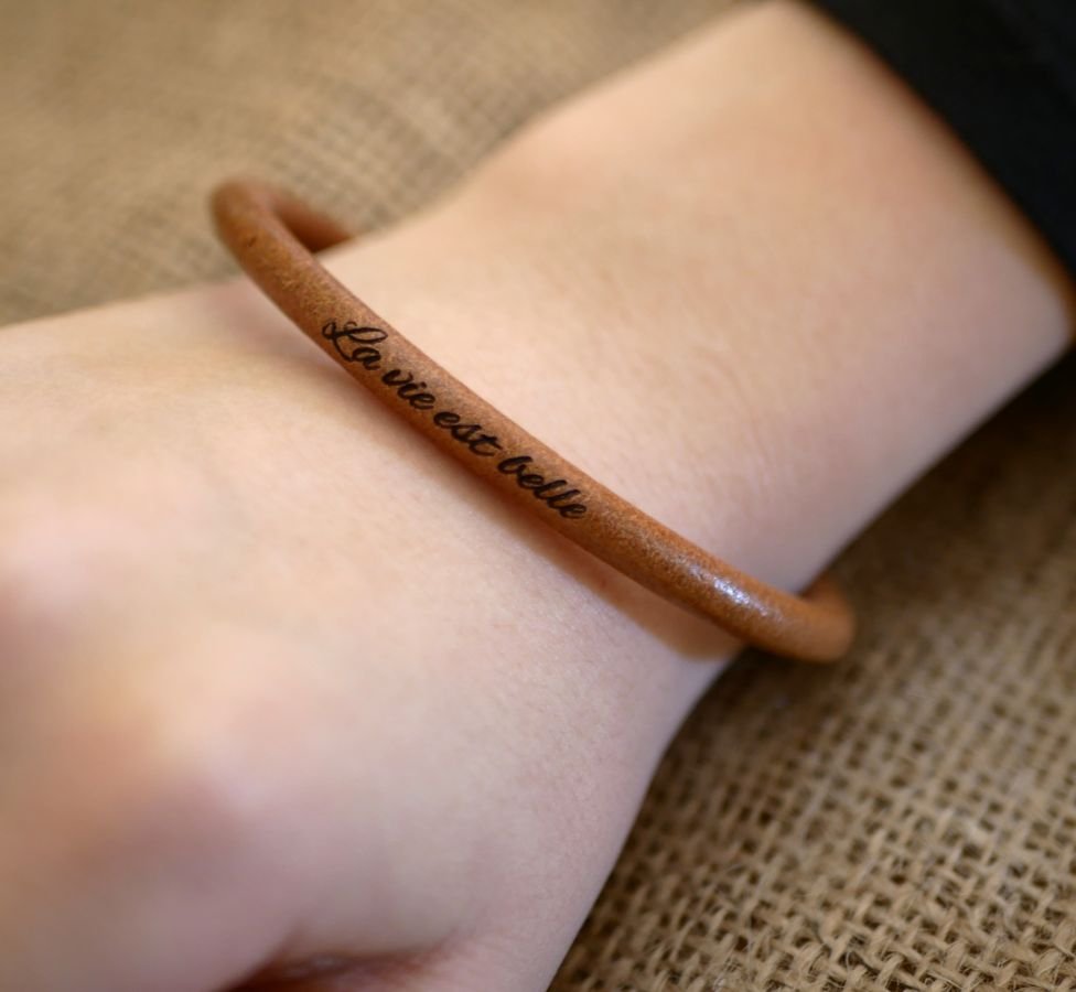 Skräddarsytt runt läderarmband för kvinnor med gravyr