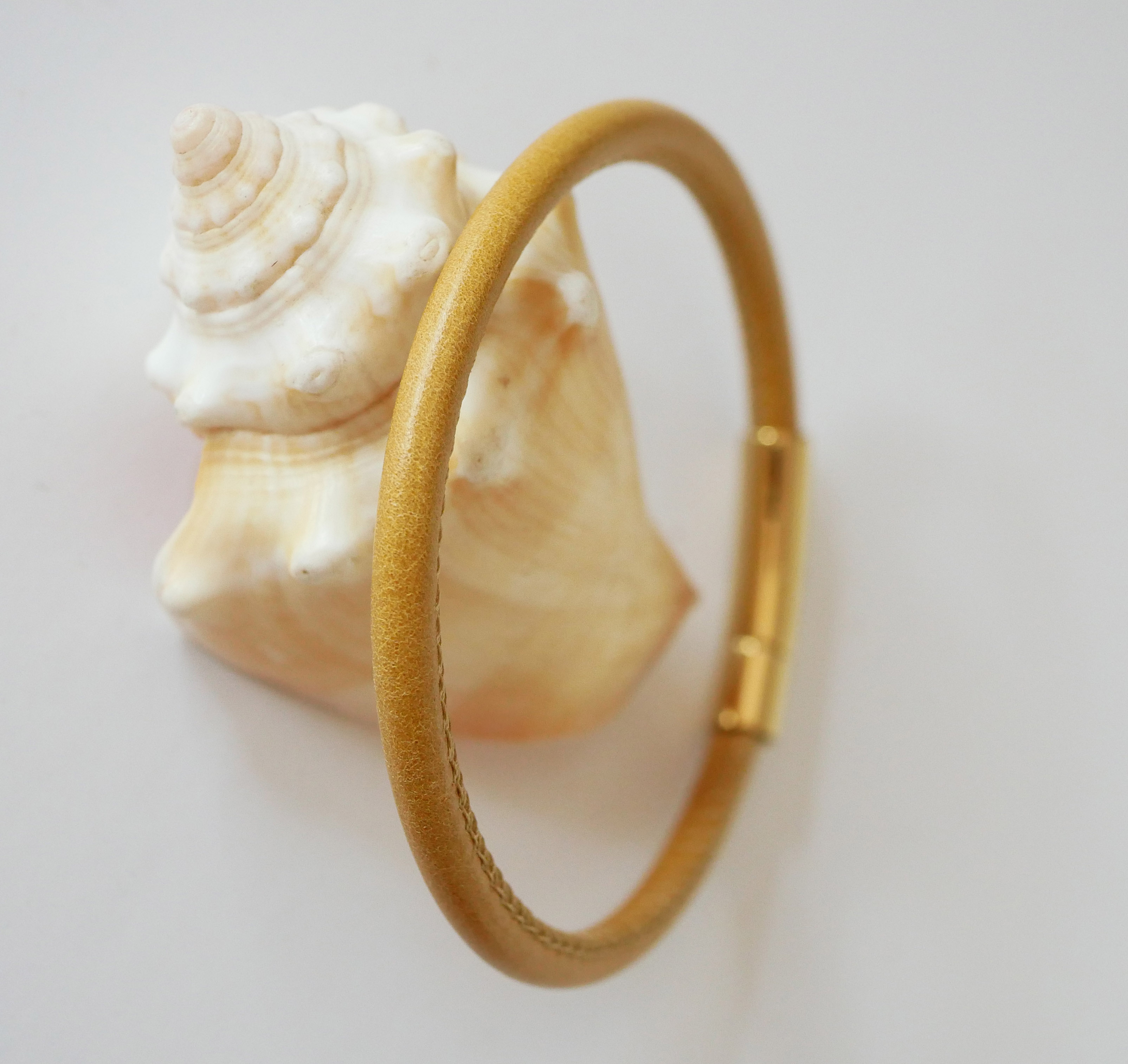 Runt läderarmband för kvinnor med bajonettlås i guld