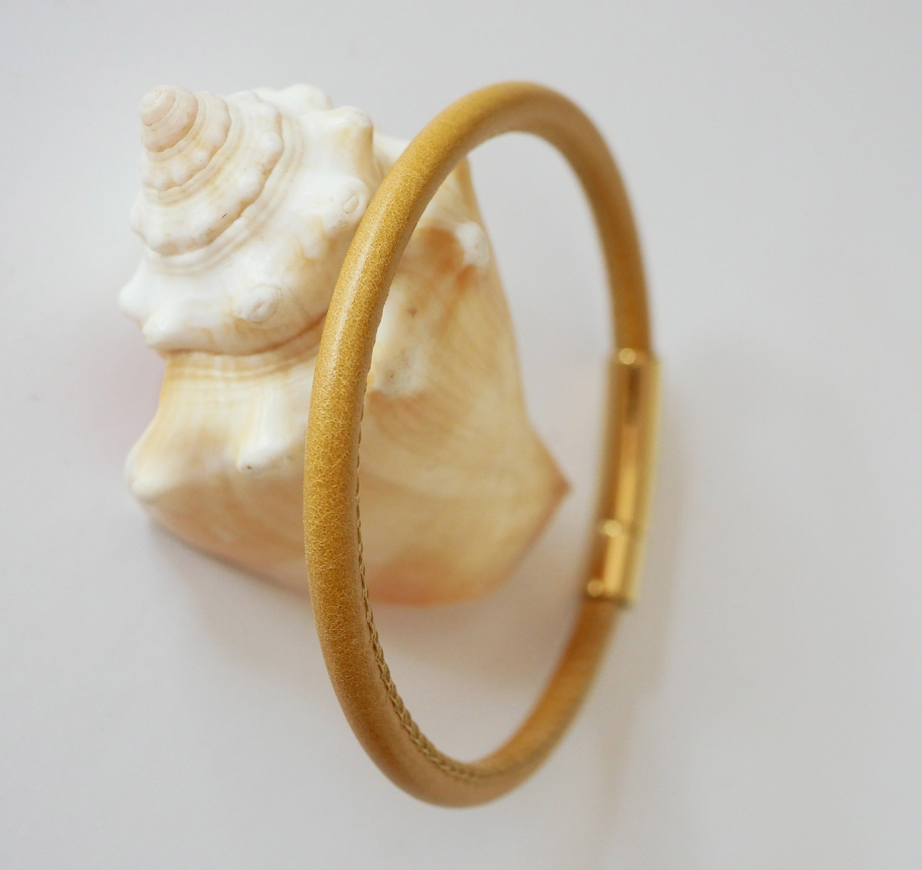 Runt läderarmband för kvinnor med bajonettlås i guld