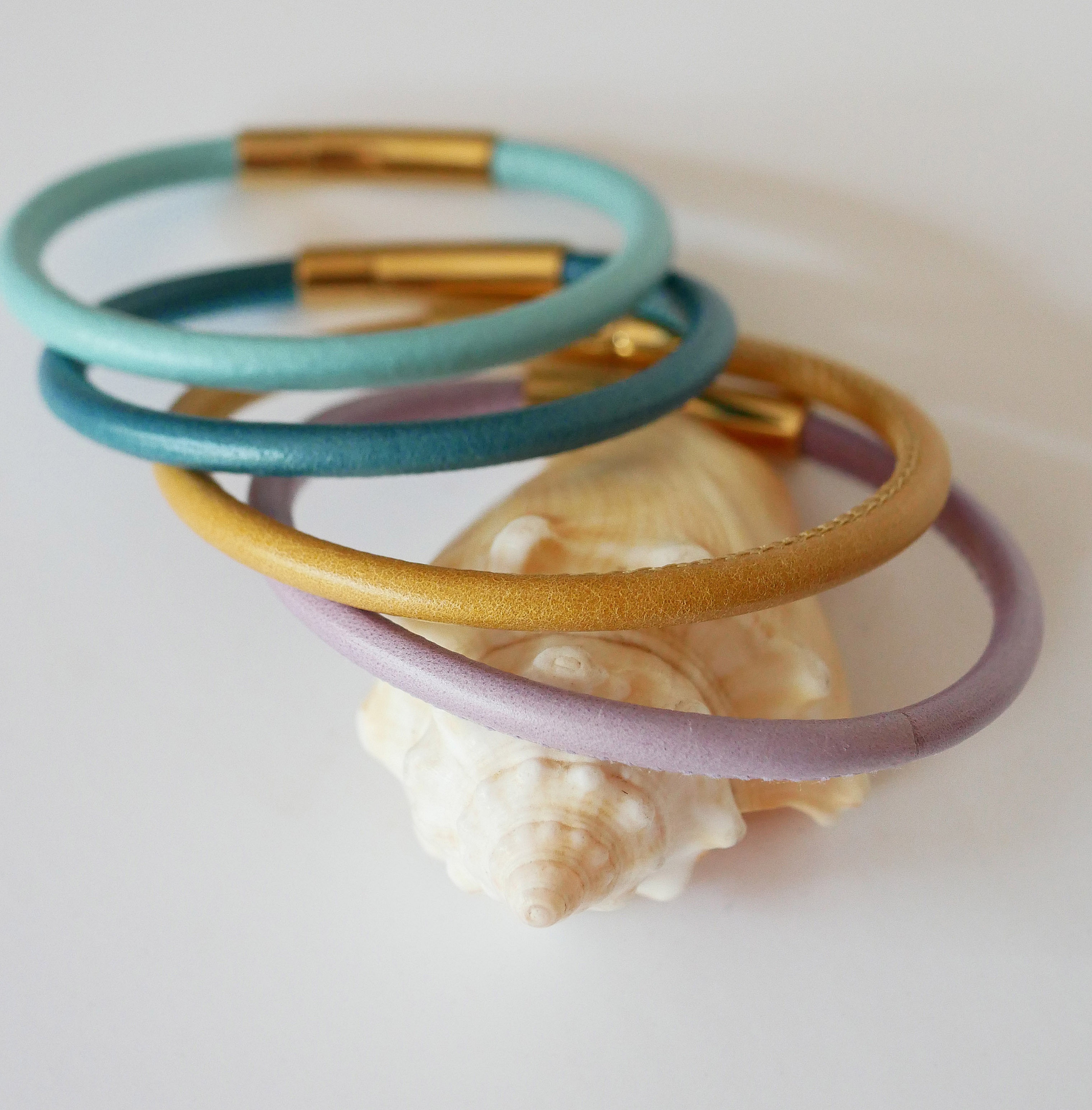 Runt l&auml;derarmband f&ouml;r kvinnor med bajonettl&aring;s i guld