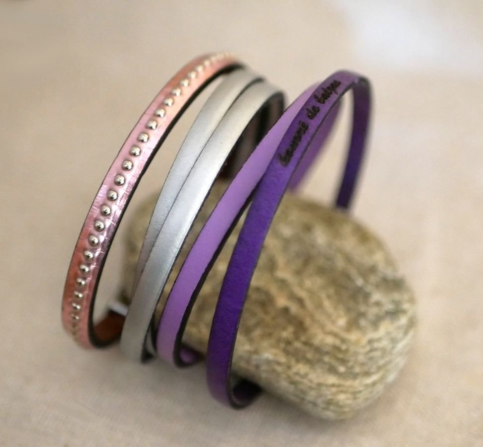 Kvinnoarmband i rosa metalliskt läder med silverpärlor 