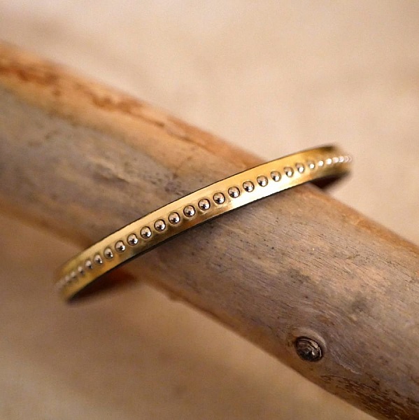 Kvinnoarmband i rosa metalliskt l&auml;der med guldp&auml;rlor