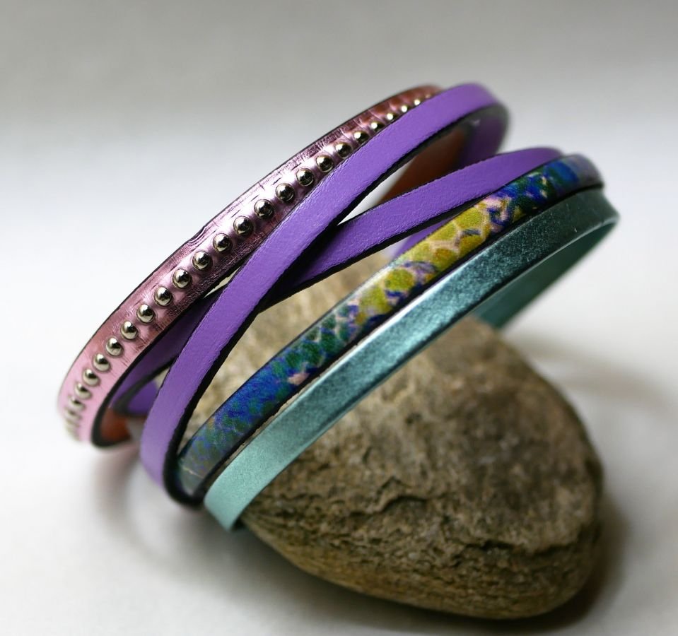 Kvinnoarmband i rosa metalliskt läder med silverpärlor 