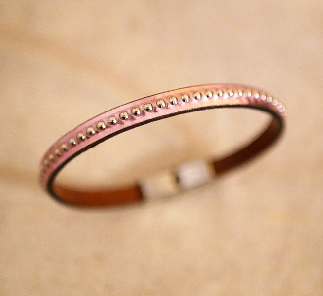Kvinnoarmband i rosa metalliskt l&auml;der med silverp&auml;rlor 