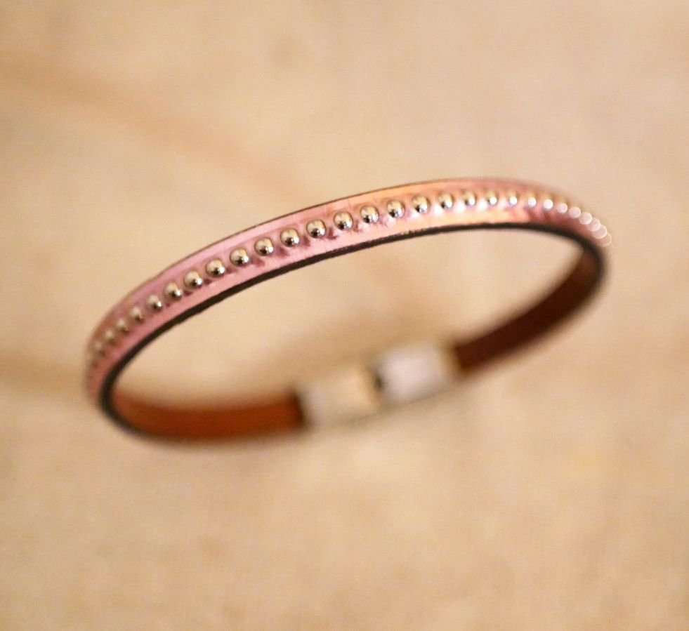 Kvinnoarmband i rosa metalliskt läder med silverpärlor 