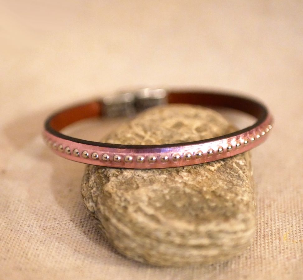 Kvinnoarmband i rosa metalliskt läder med silverpärlor 