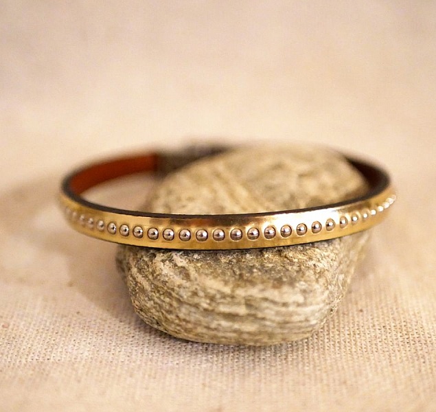 Kvinnoarmband i rosa metalliskt l&auml;der med guldp&auml;rlor