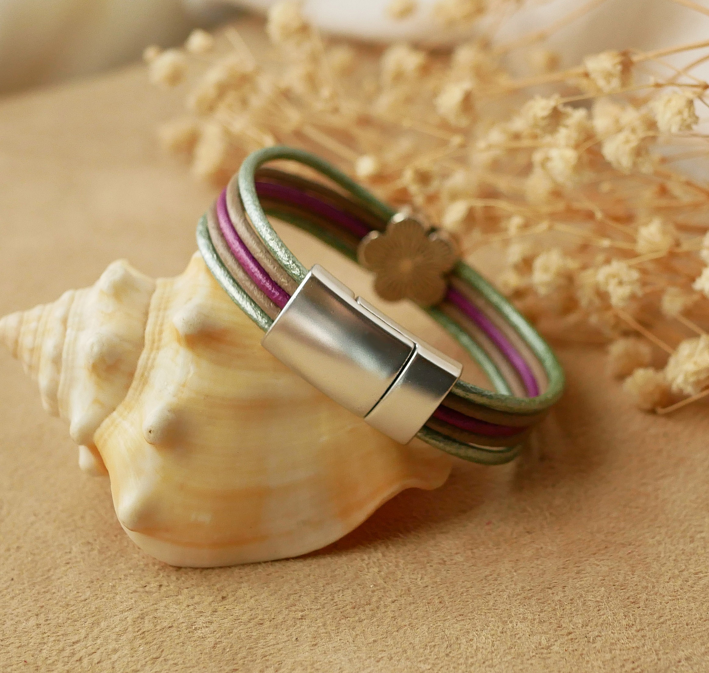 Damarmband med pastellf&auml;rgade l&auml;der och blomm&ouml;nster i silver