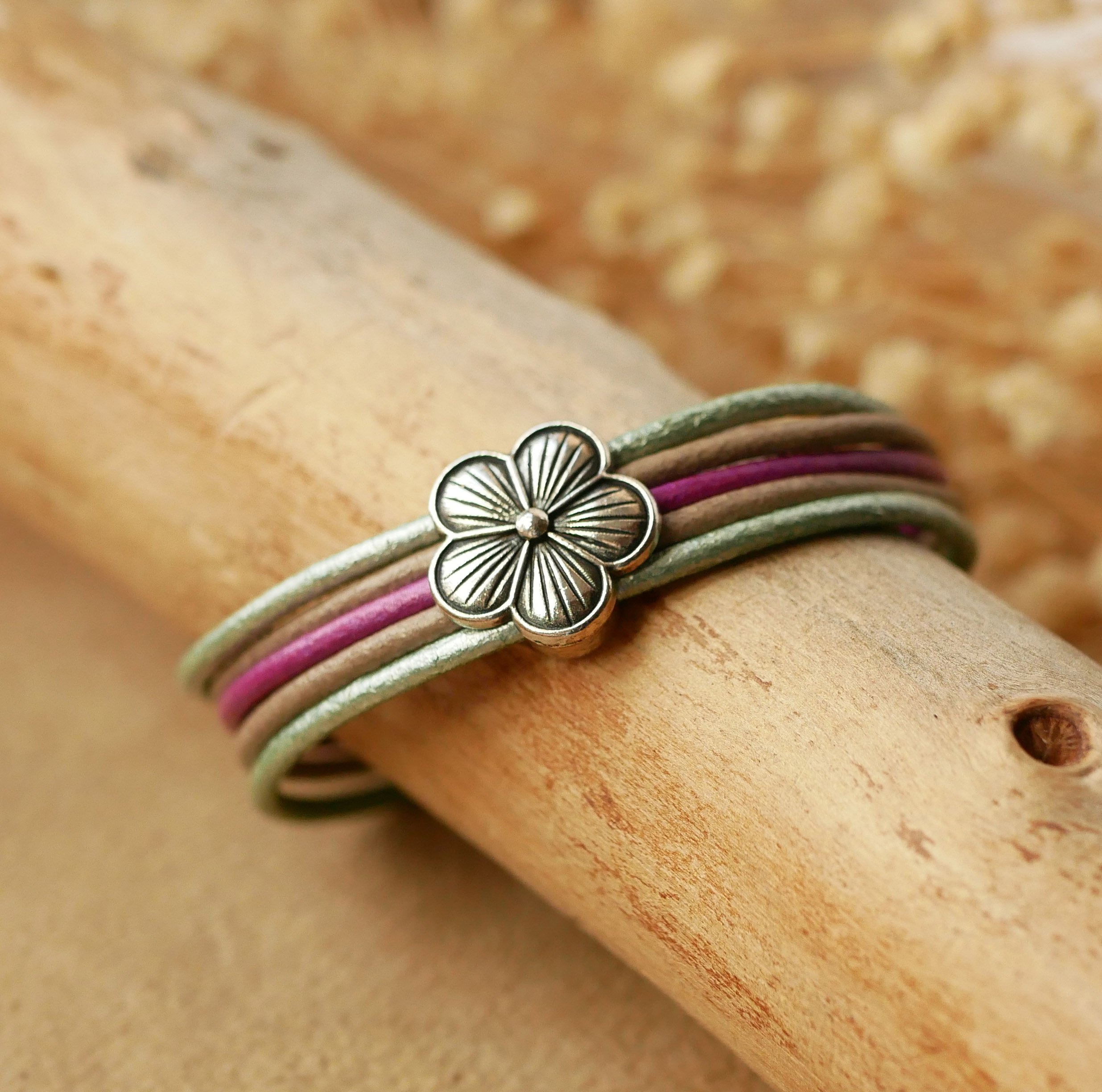 Damarmband med pastellfärgade läder och blommönster i silver