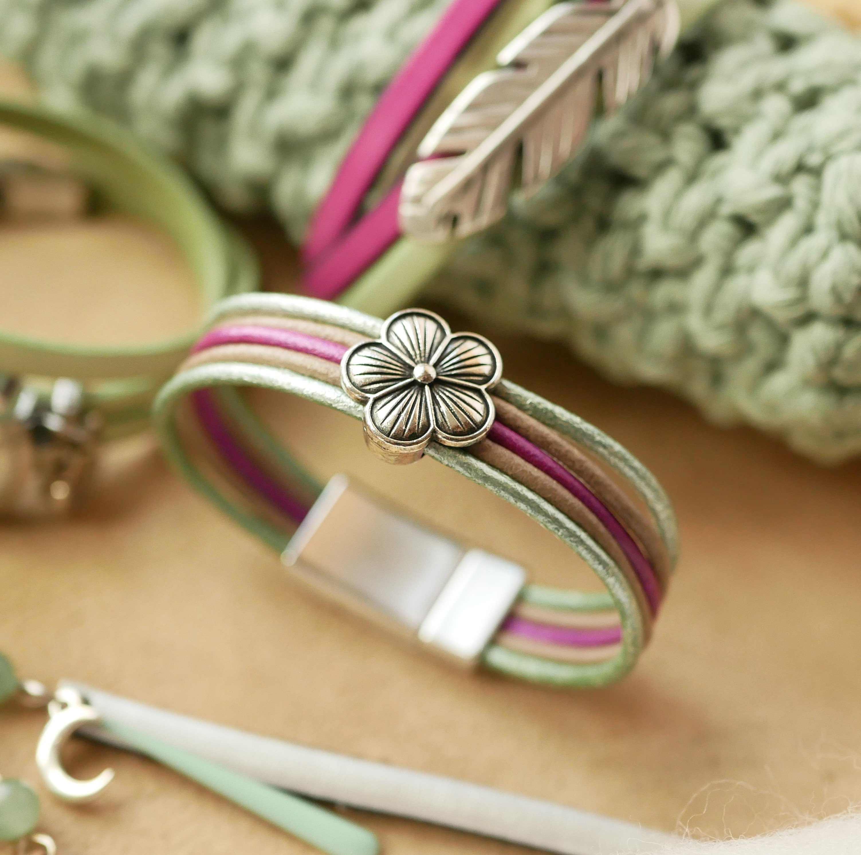 Damarmband med pastellfärgade läder och blommönster i silver