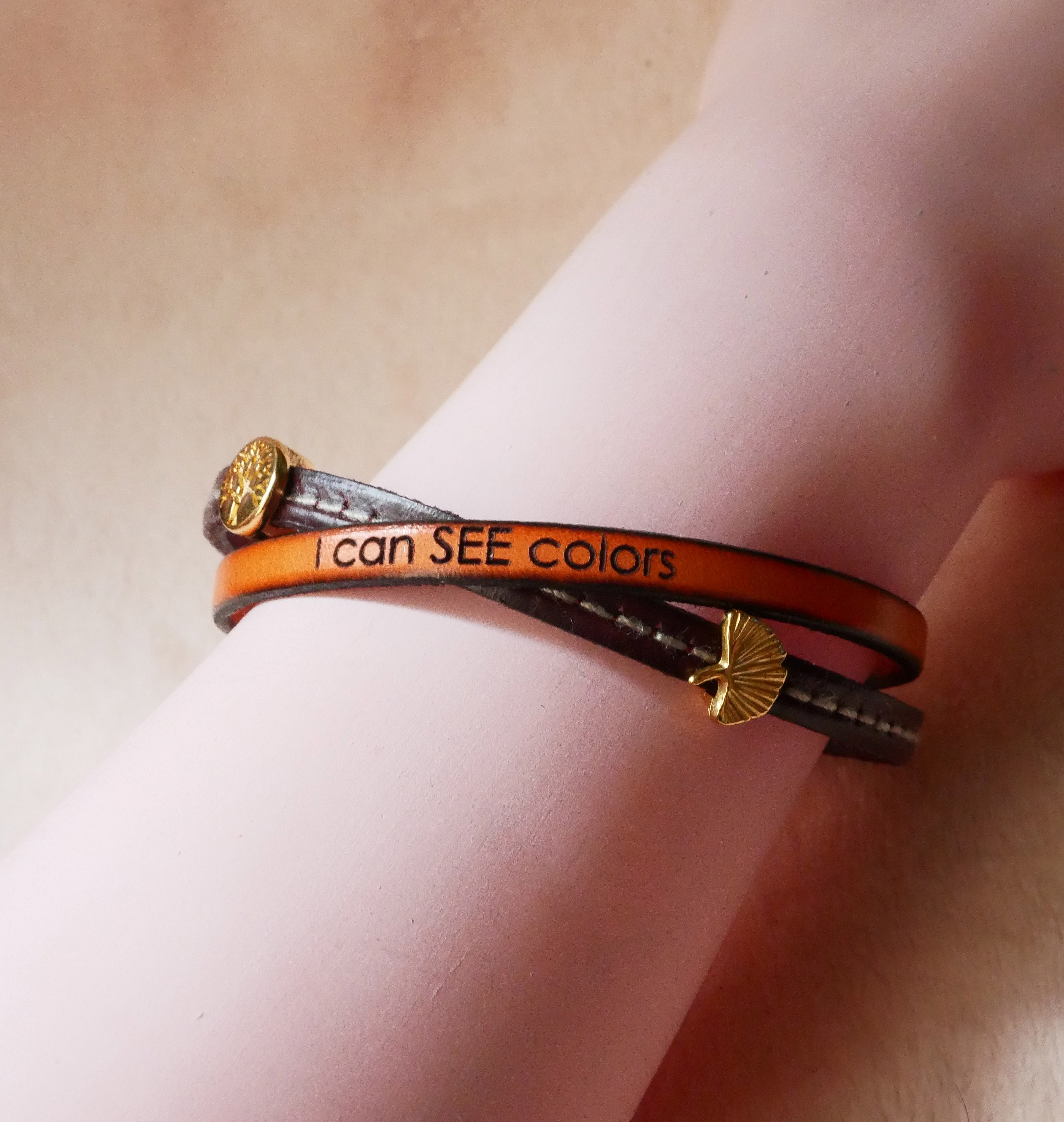 Guldpl&auml;terat Twist l&auml;derduoarmband f&ouml;r kvinna 