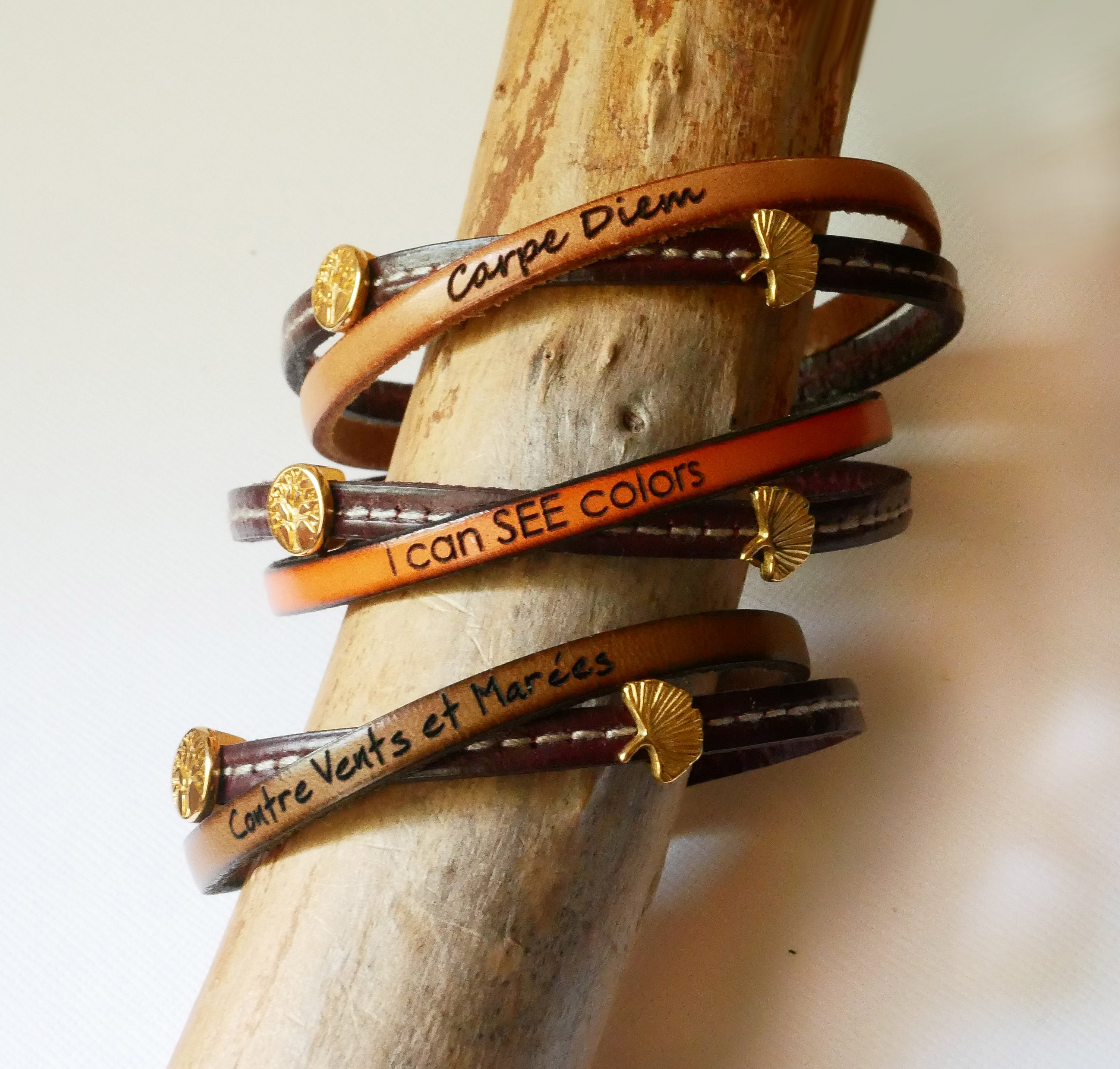 Guldpl&auml;terat Twist l&auml;derduoarmband f&ouml;r kvinna 