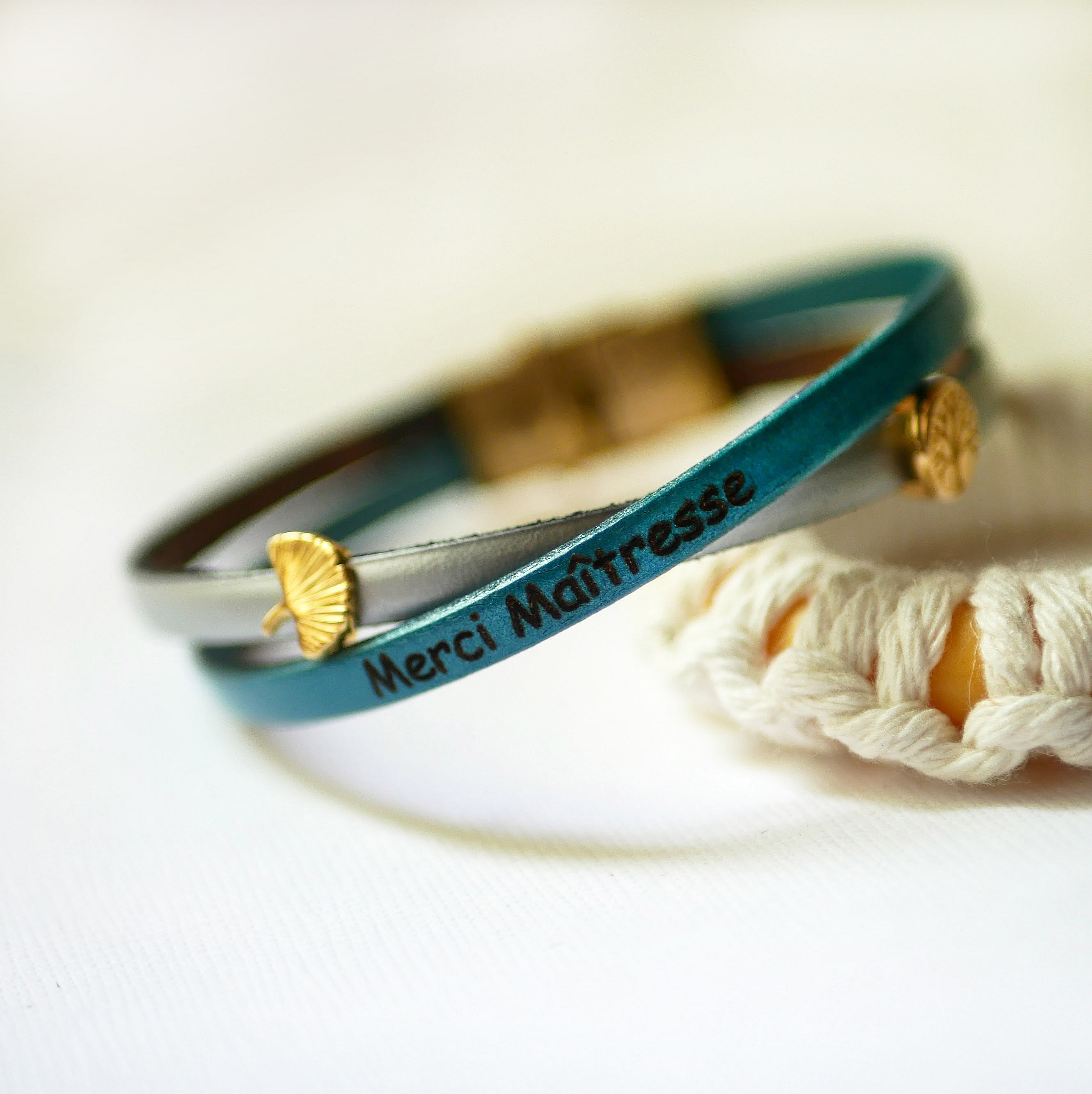 Guldpl&auml;terat Twist l&auml;derduoarmband f&ouml;r kvinna 