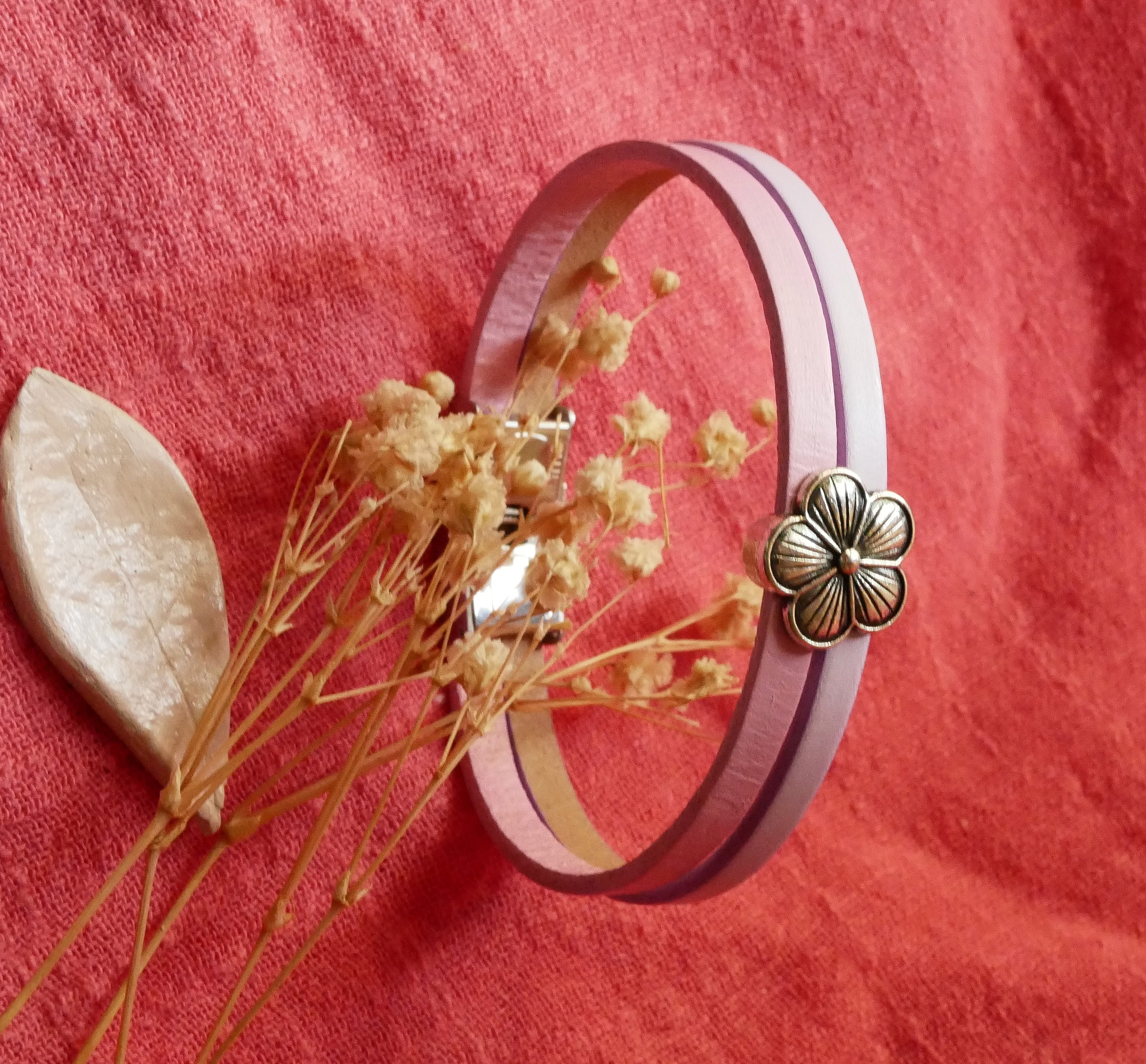 Duo-armband i l&auml;der med blomm&ouml;nster f&ouml;r personlig anpassning 