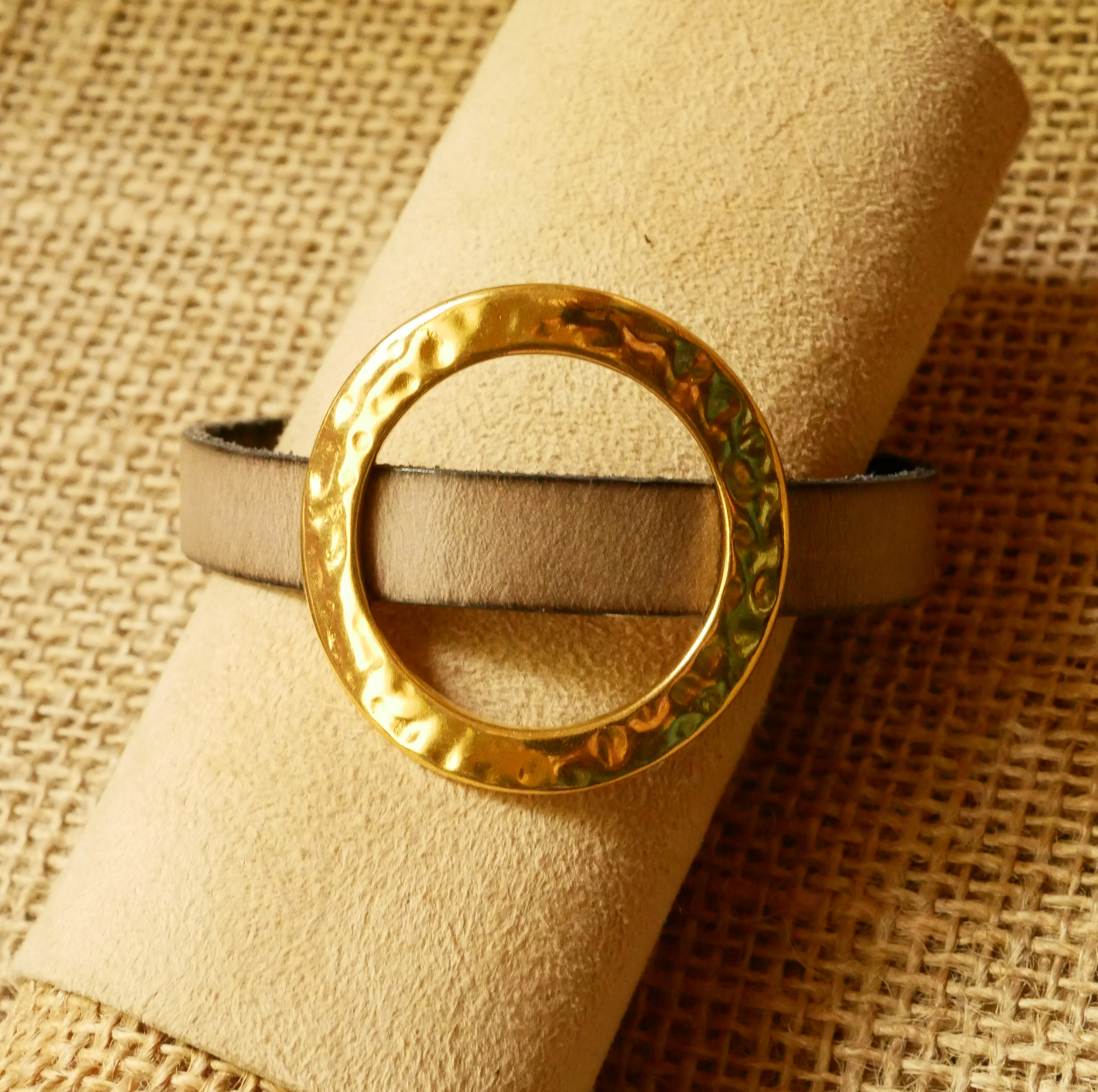 Armband kvinna stor guldring läder färg efter eget val