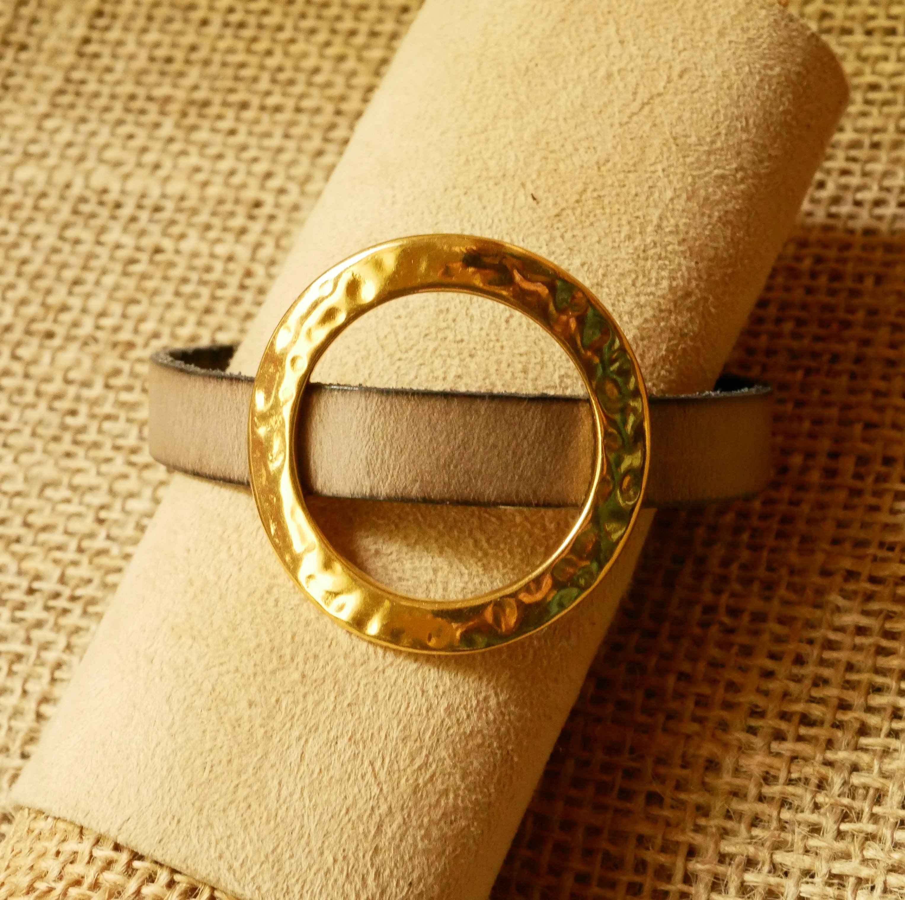 Armband kvinna stor guldring läder färg efter eget val