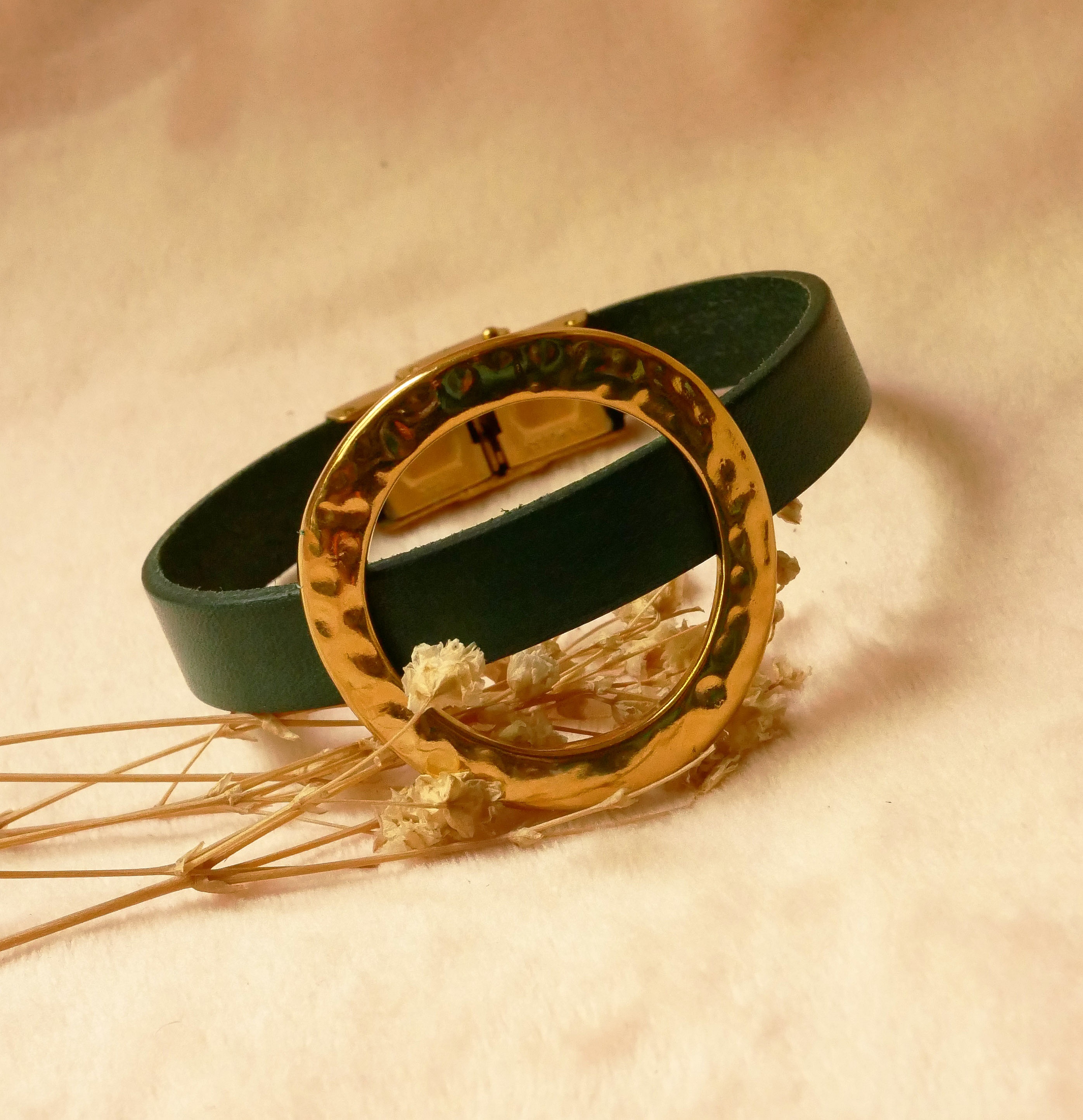 Armband kvinna stor guldring l&auml;der f&auml;rg efter eget val