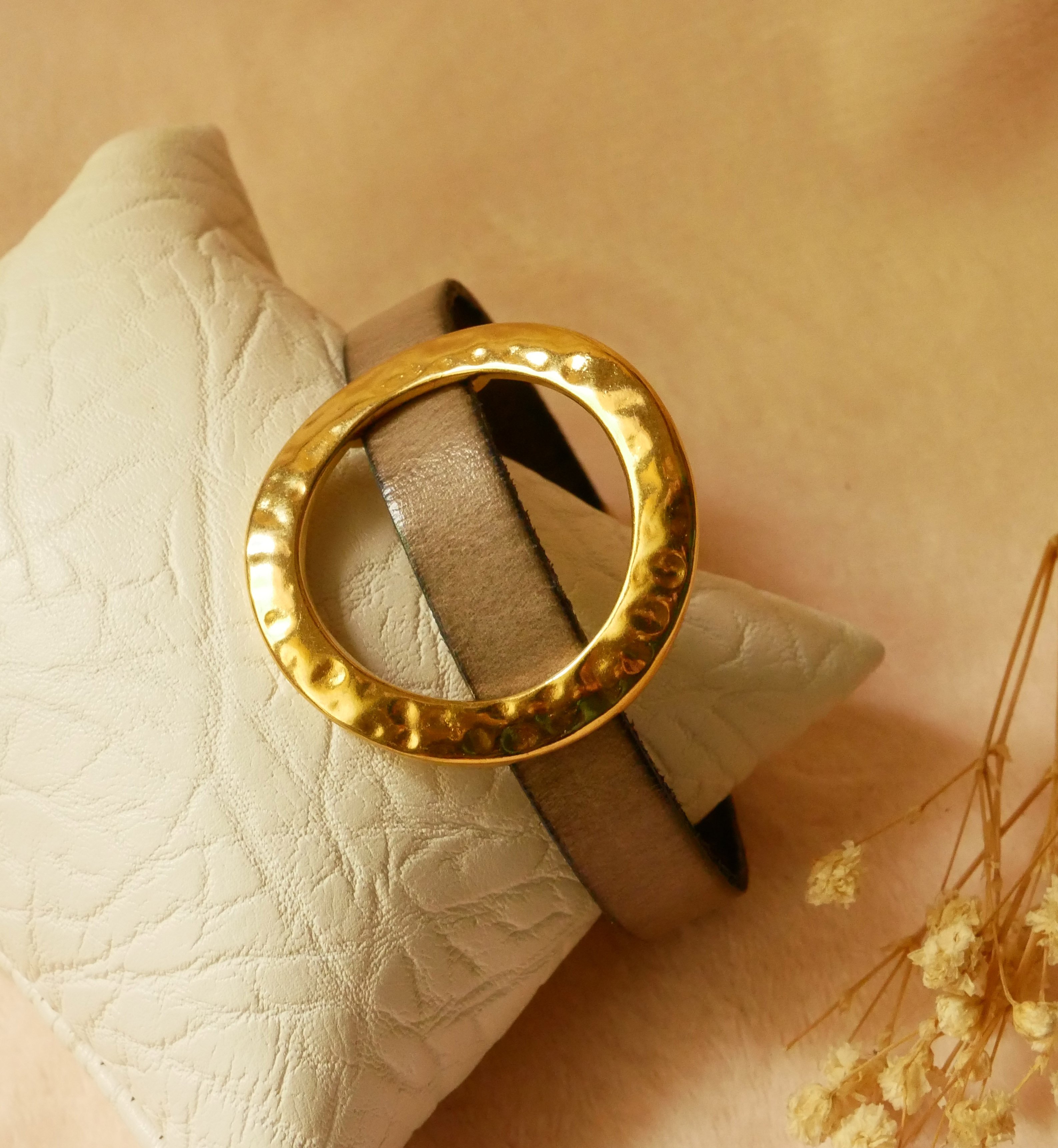 Armband kvinna stor guldring läder färg efter eget val