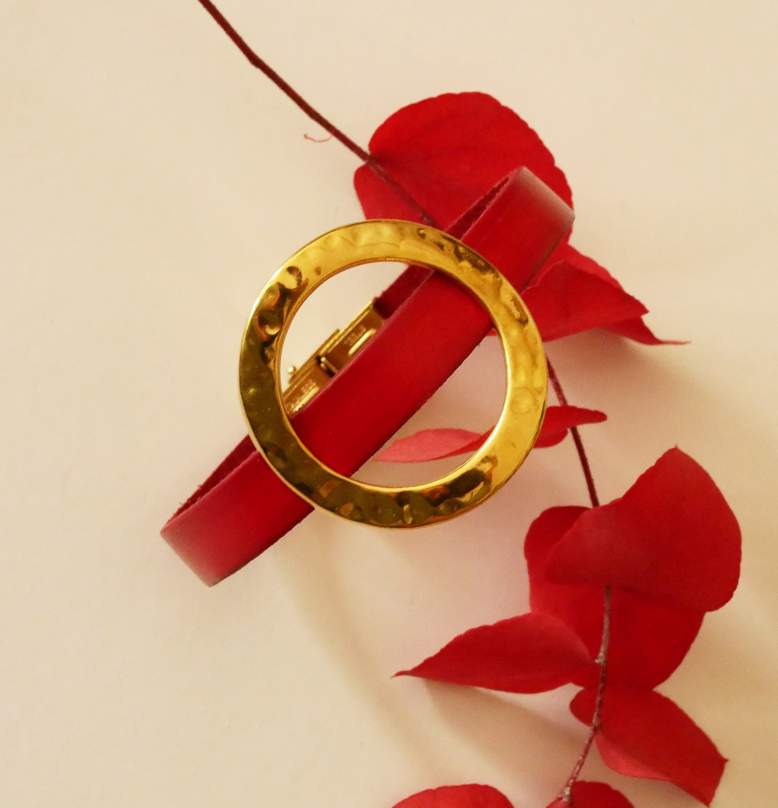 Armband kvinna stor guldring l&auml;der f&auml;rg efter eget val