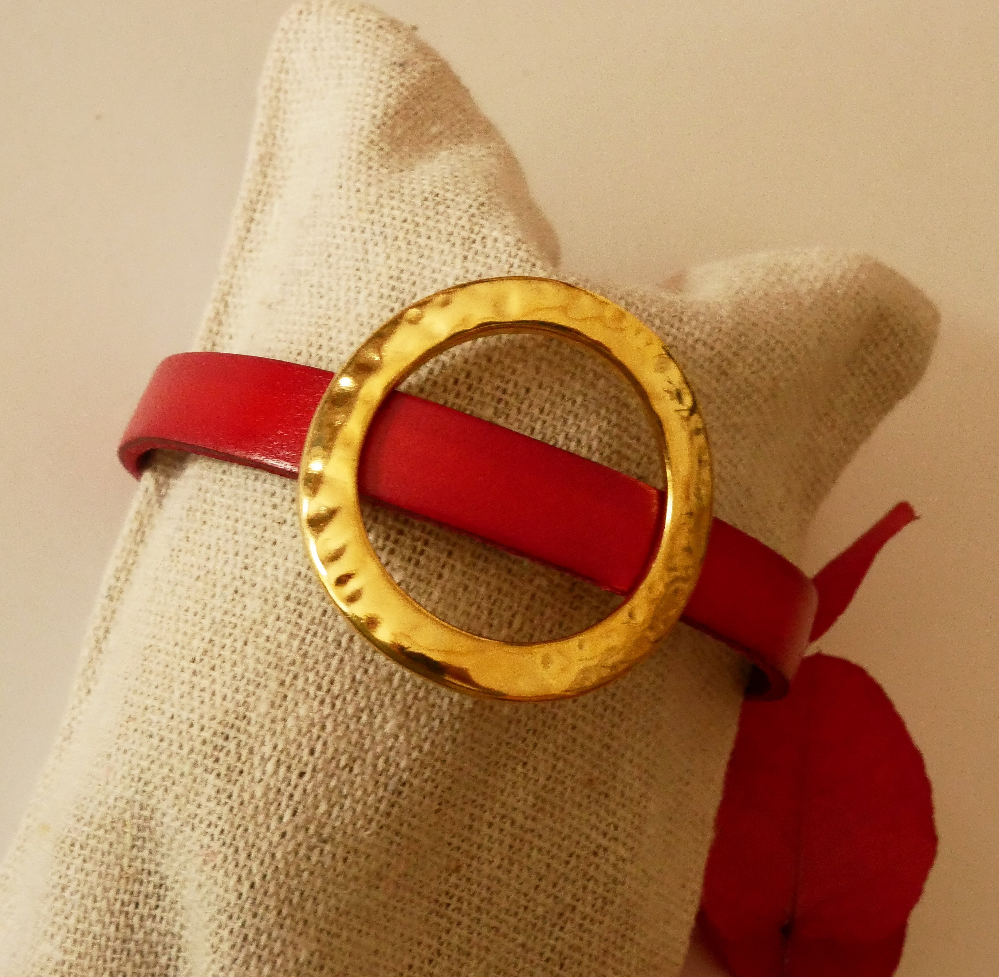 Armband kvinna stor guldring l&auml;der f&auml;rg efter eget val