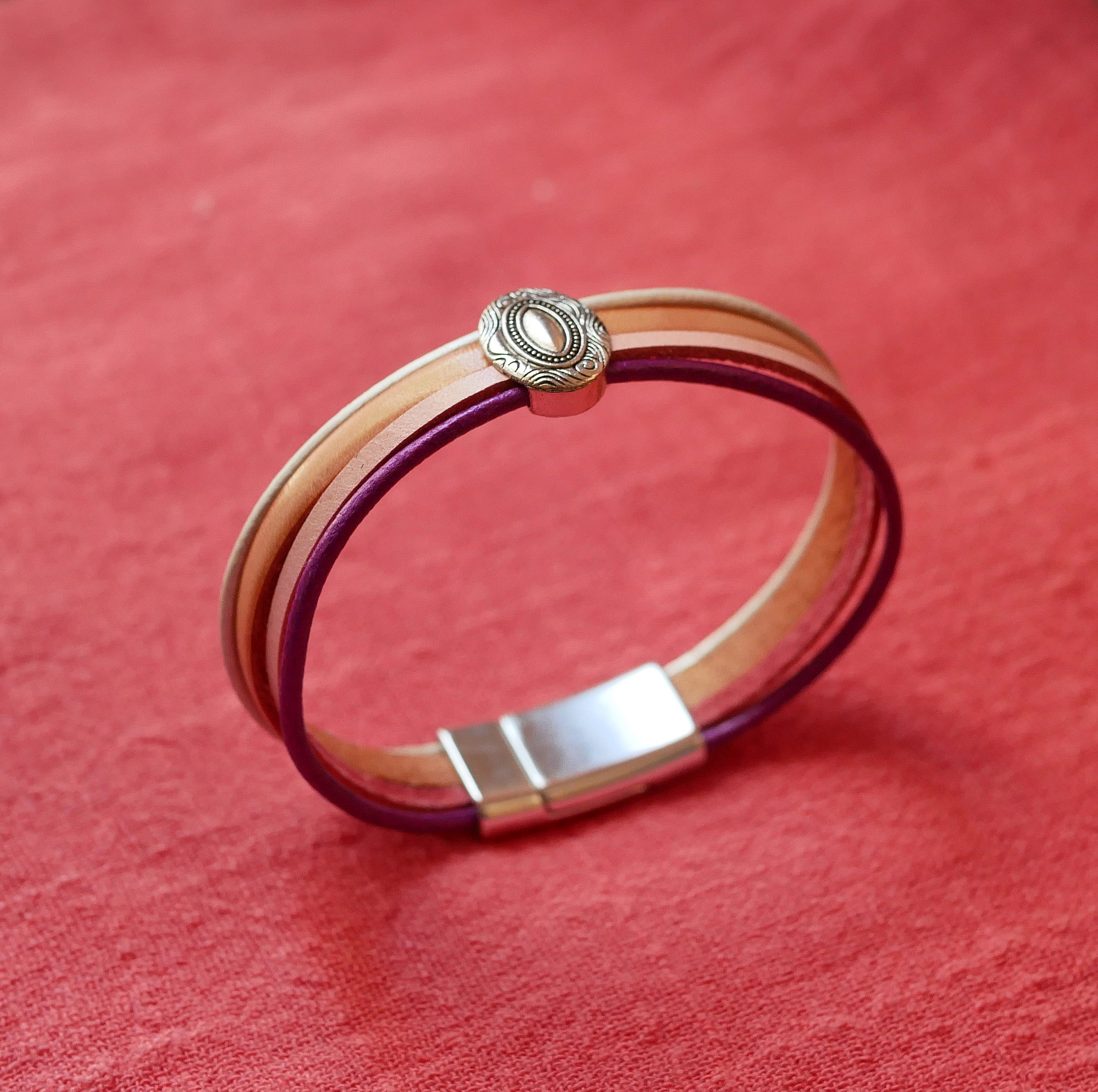 Silvermedaljongarmband f&ouml;r kvinnor med 4 pastellf&auml;rgade l&auml;der 