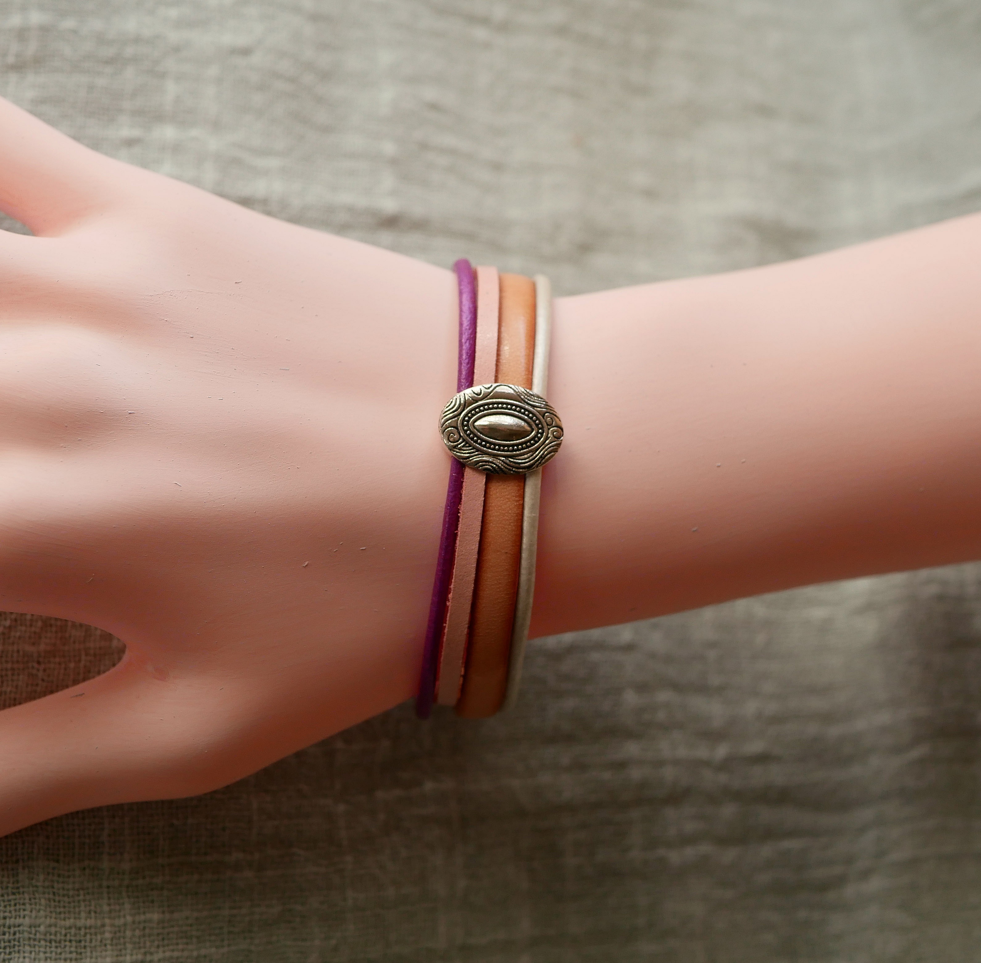 Silvermedaljongarmband f&ouml;r kvinnor med 4 pastellf&auml;rgade l&auml;der 