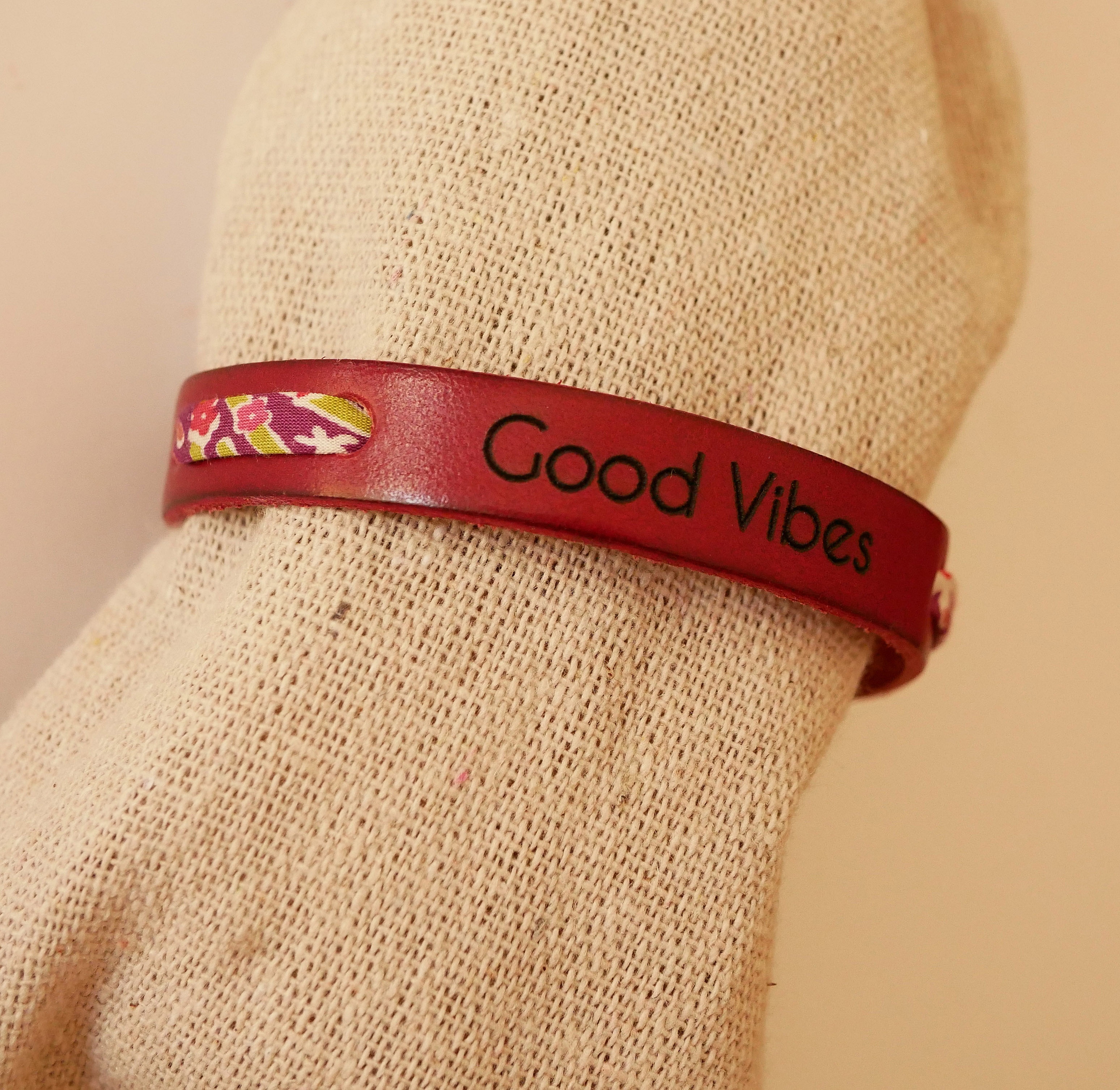 Flor&acirc;me Good vibes graverat armband med lila libertyband p&aring; r&ouml;tt l&auml;der