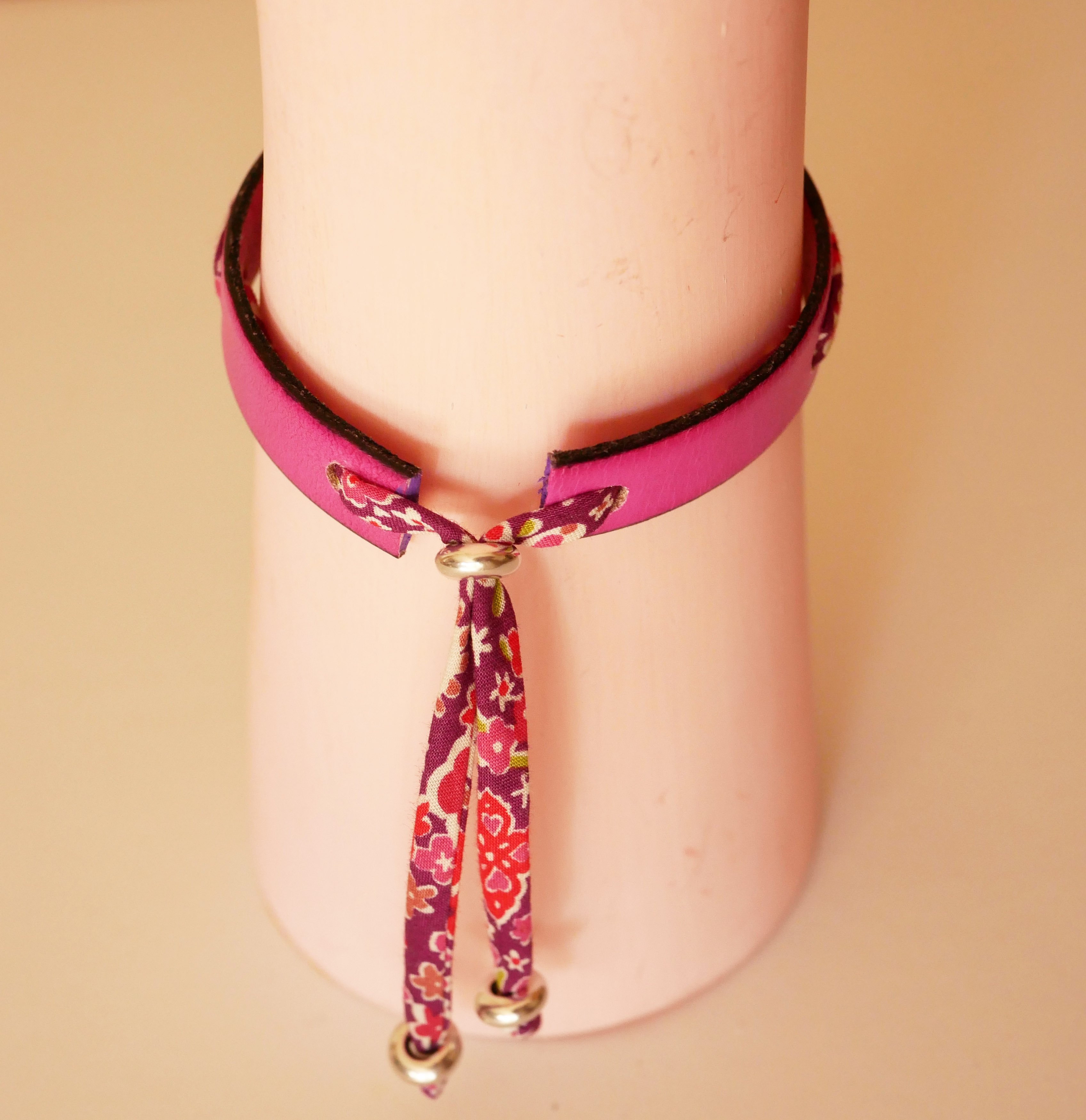 Florâme graverat Flex &amp; Chill-armband med blommigt libertyband på fuchsiafärgat läder