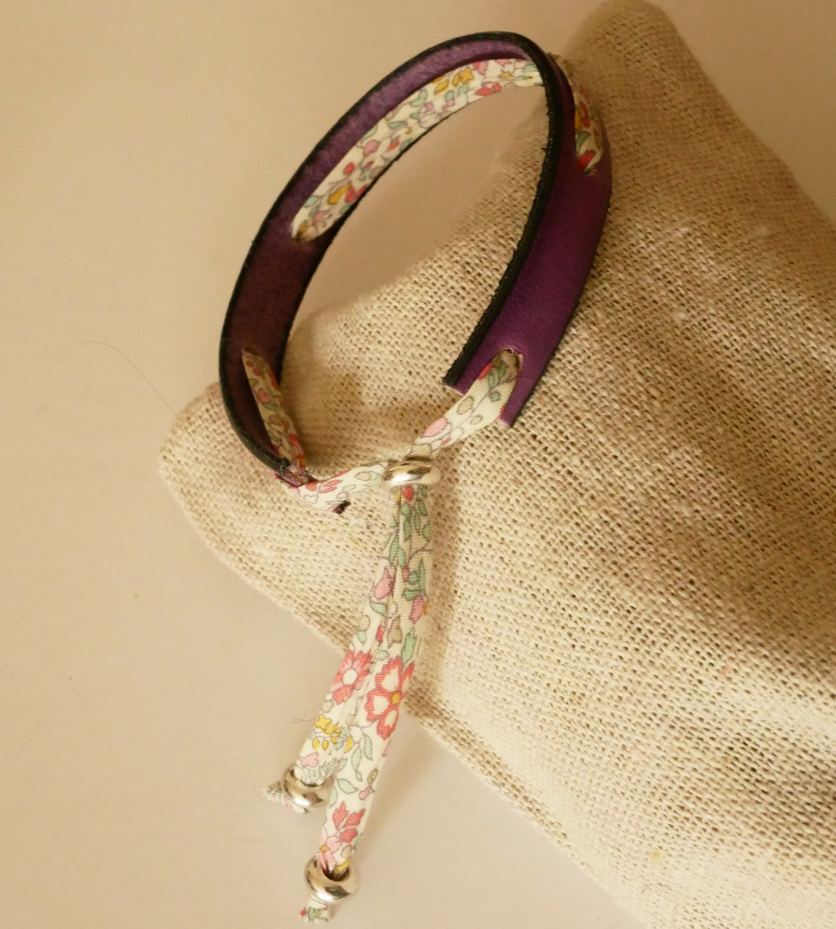 Florâme "Brille" graverat armband med pastellfärgat libertyband på lila läder