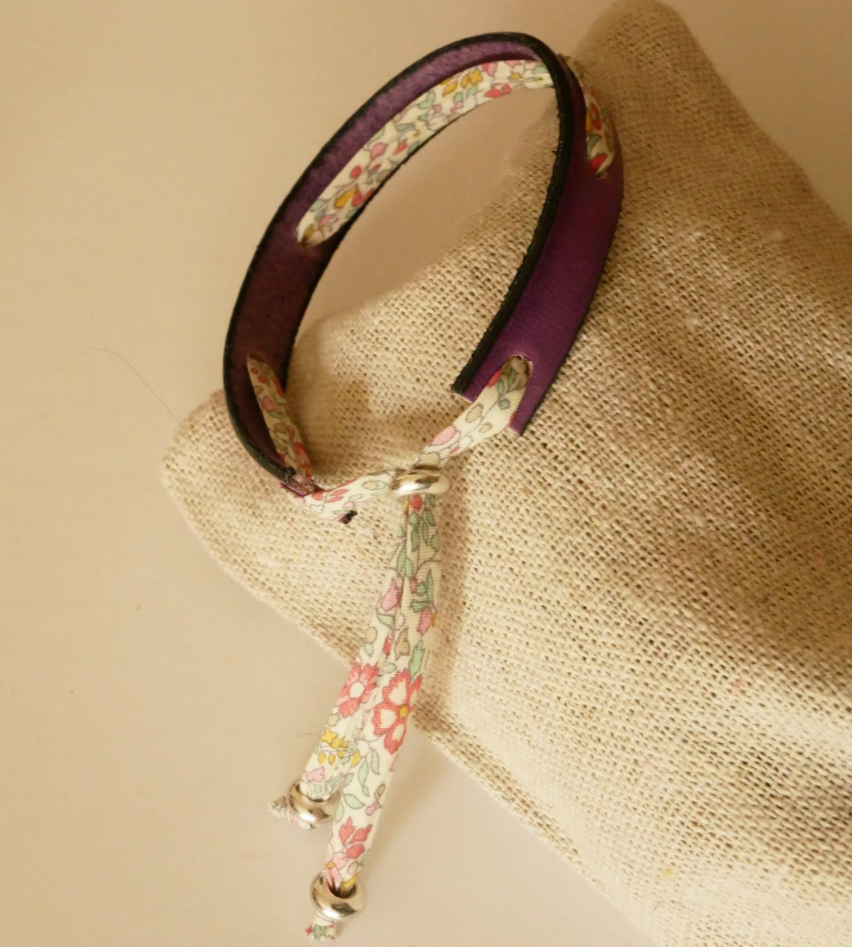 Florâme "Brille" graverat armband med pastellfärgat libertyband på lila läder