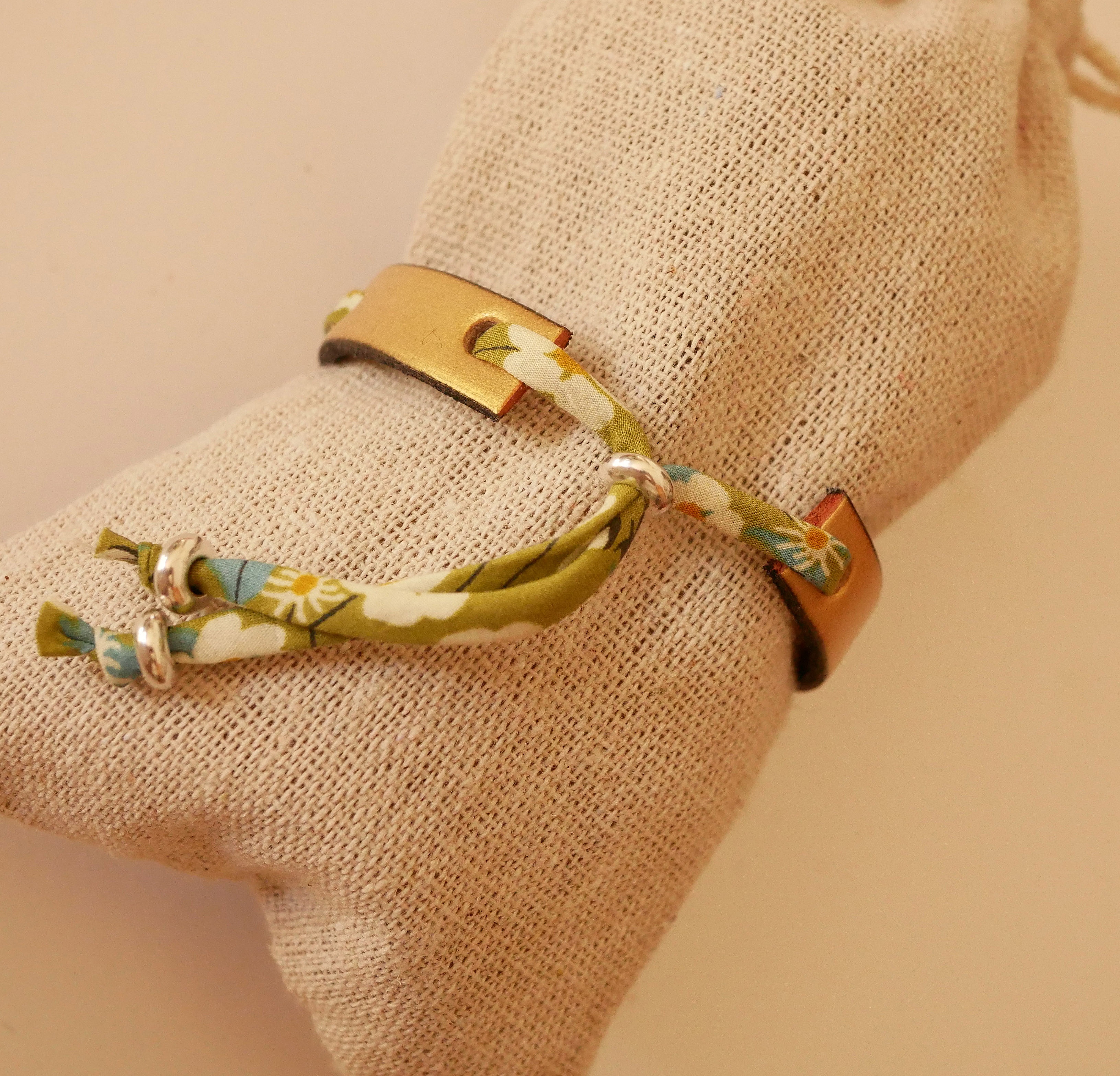 Flor&acirc;me-armband att g&ouml;ra personligt med ditt val av liberty-sn&ouml;re och l&auml;der att gravera