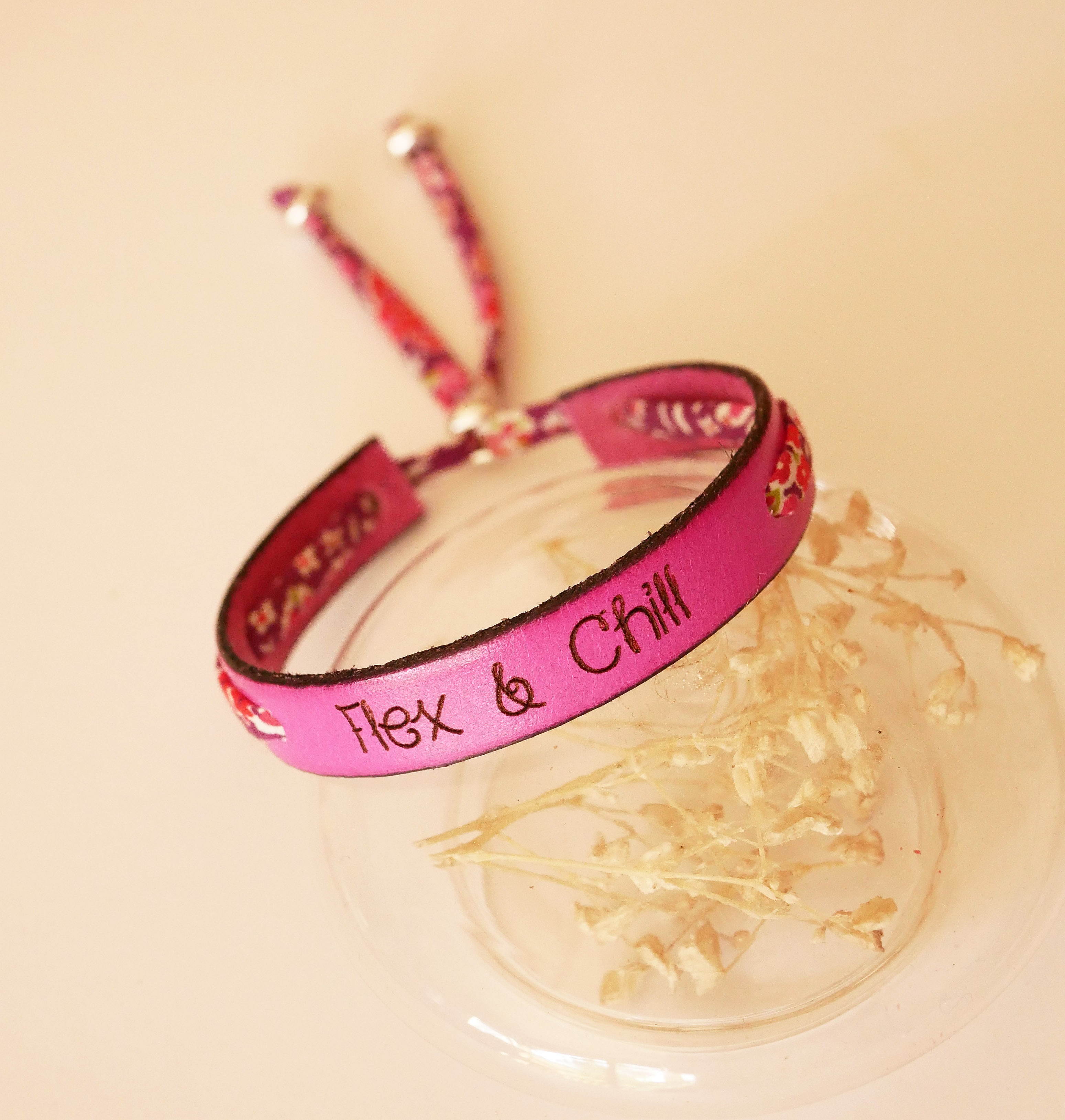 Flor&acirc;me-armband att g&ouml;ra personligt med ditt val av liberty-sn&ouml;re och l&auml;der att gravera