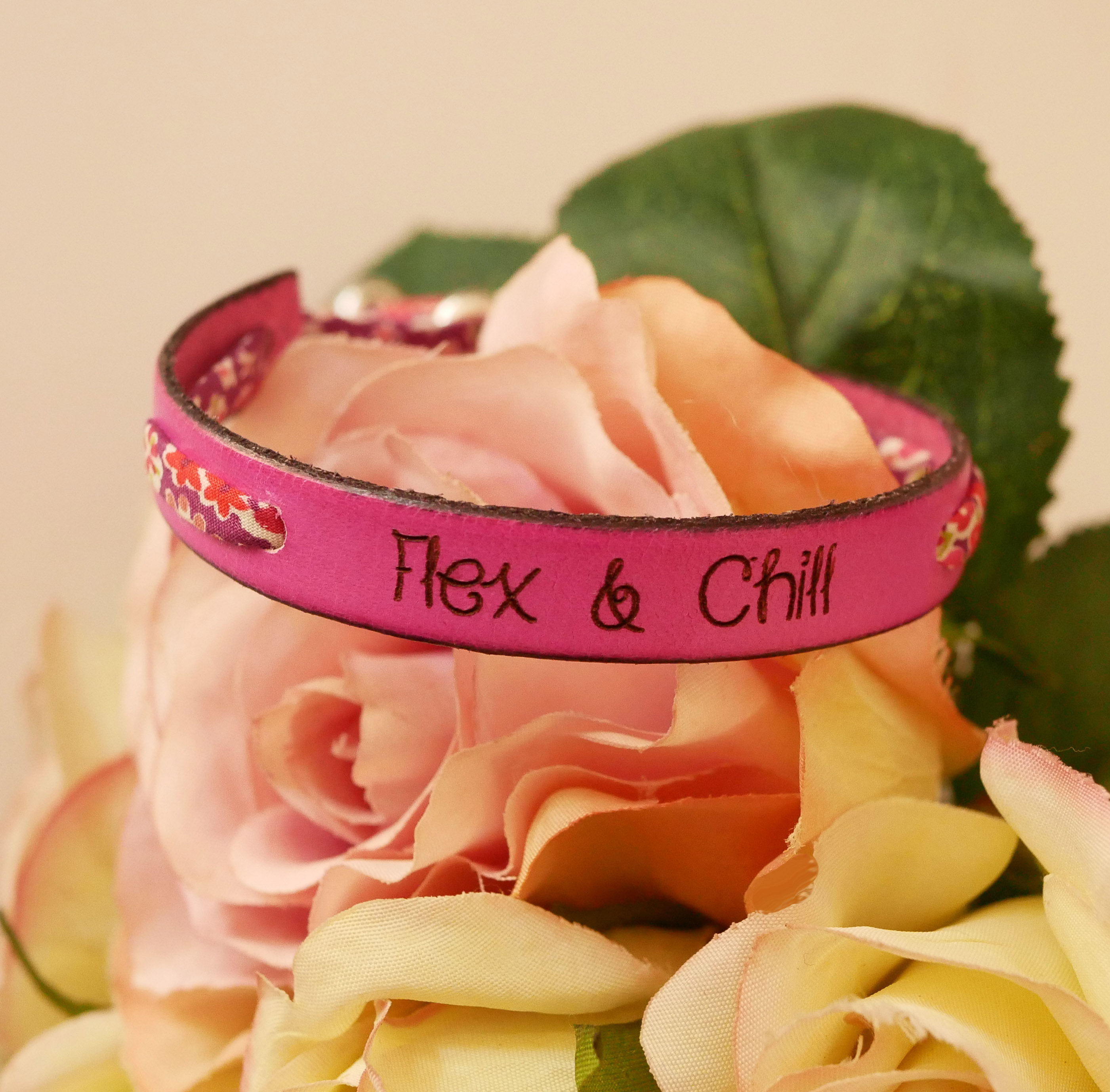 Florâme graverat Flex &amp; Chill-armband med blommigt libertyband på fuchsiafärgat läder