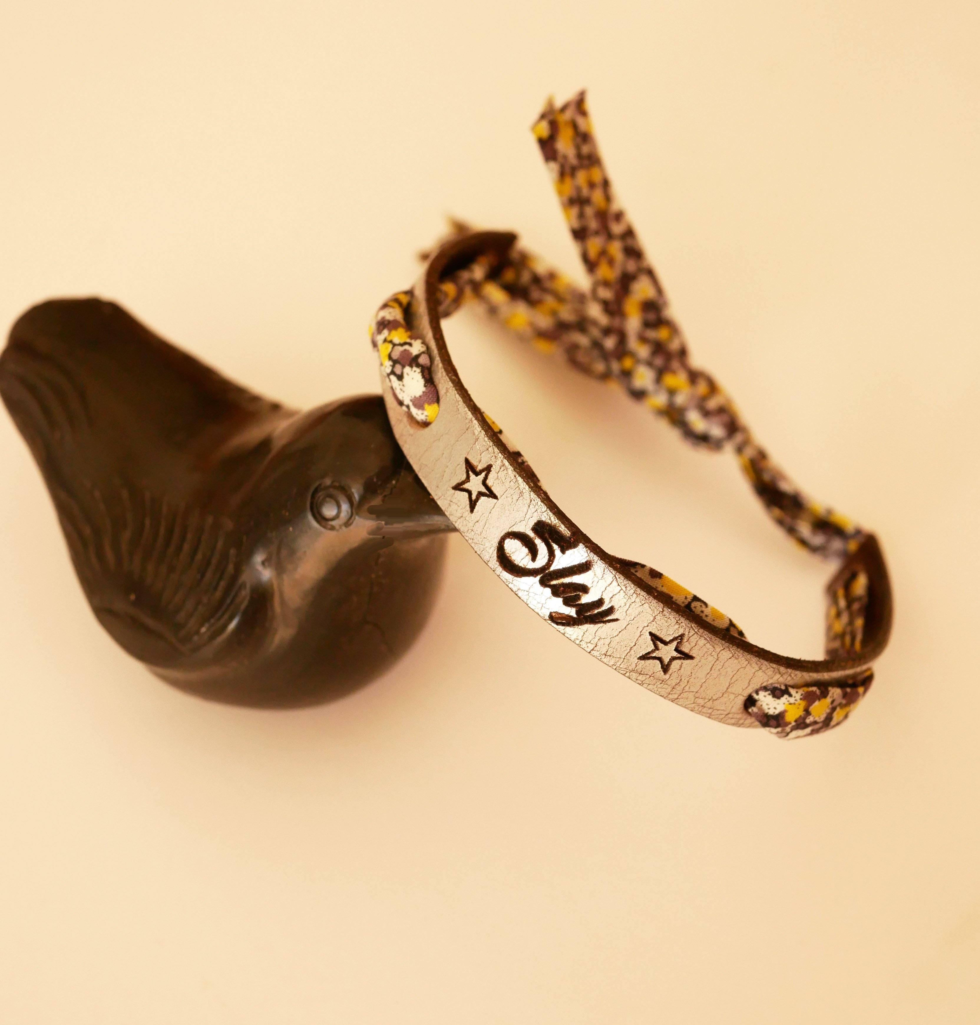 Florâme-armband graverat med gula blommor i libertyband på silverläder