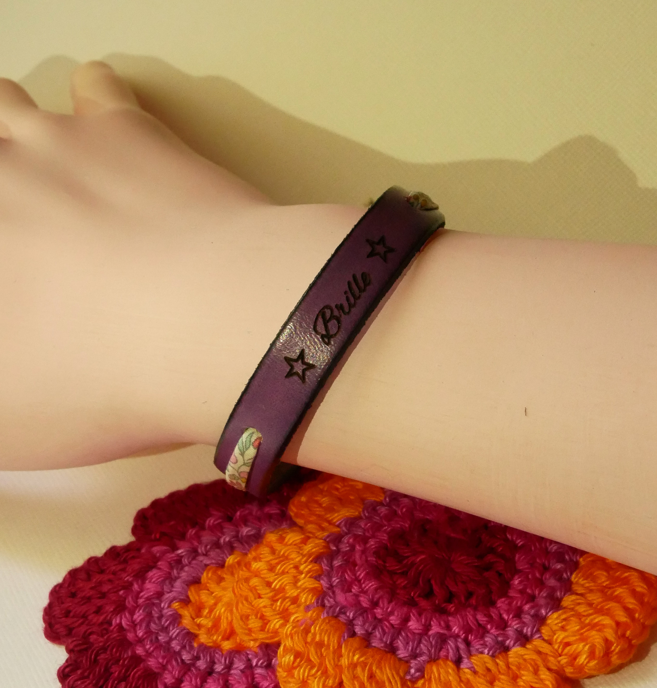 Florâme "Brille" graverat armband med pastellfärgat libertyband på lila läder