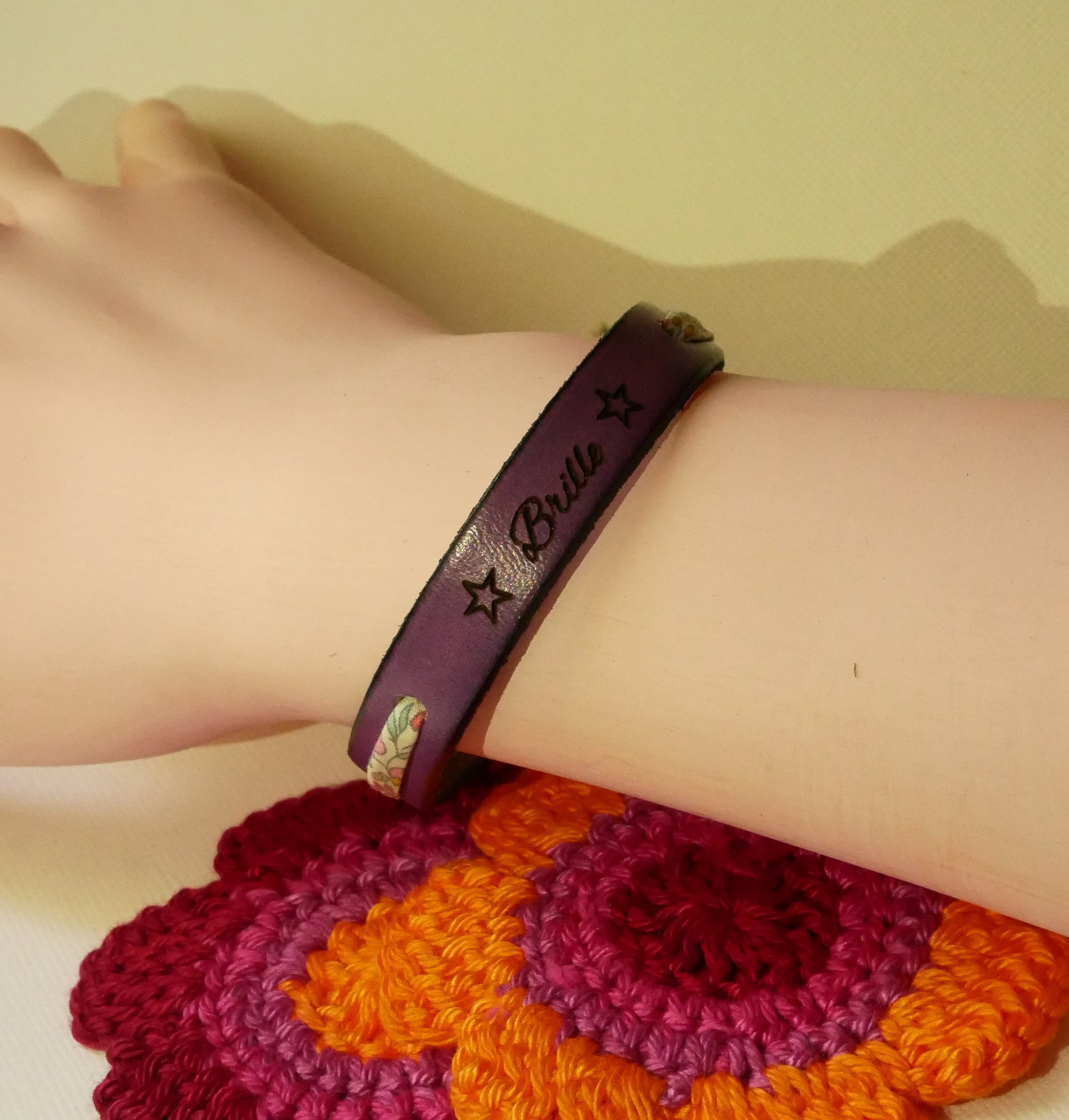 Florâme "Brille" graverat armband med pastellfärgat libertyband på lila läder
