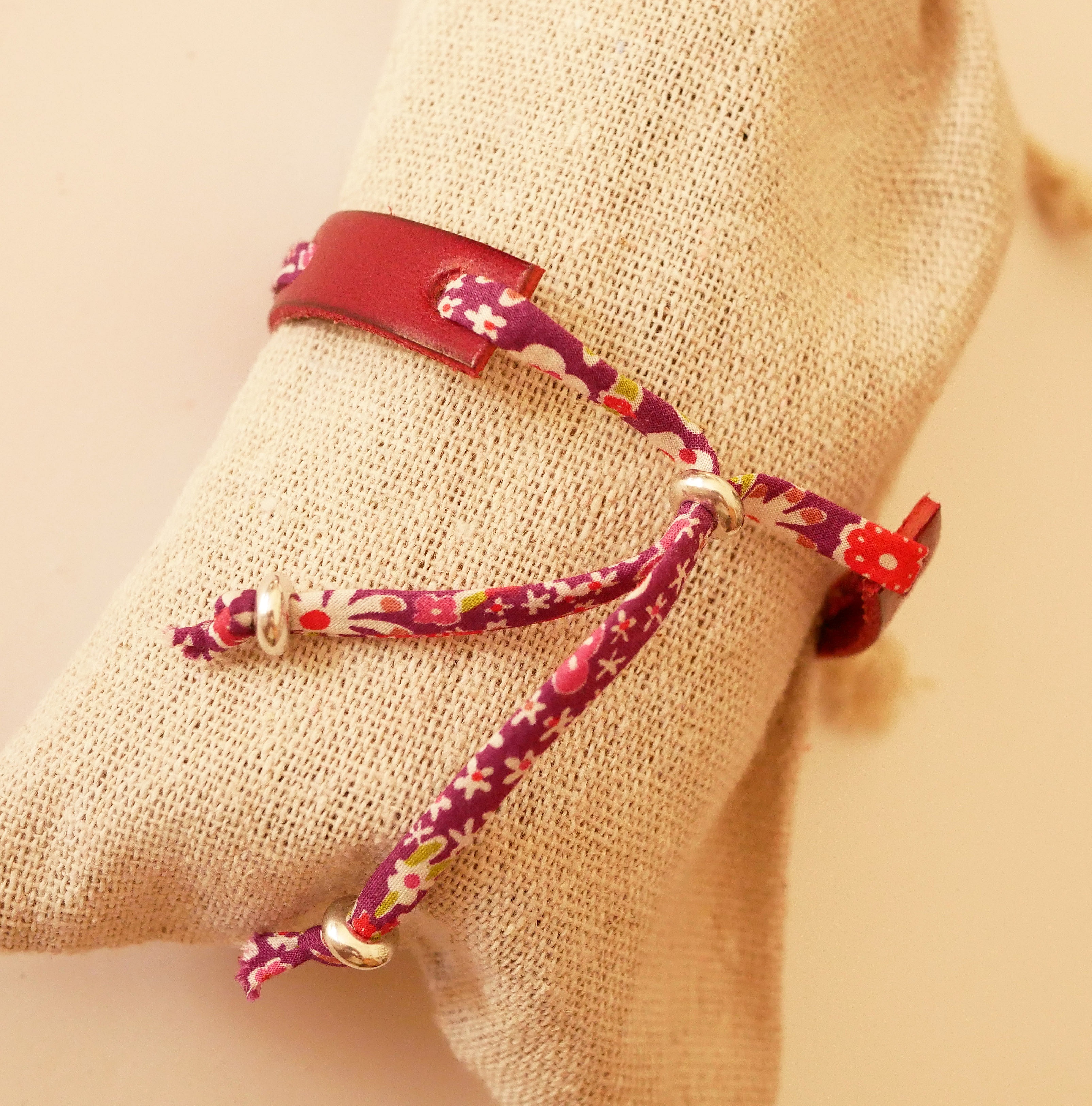 Flor&acirc;me Good vibes graverat armband med lila libertyband p&aring; r&ouml;tt l&auml;der