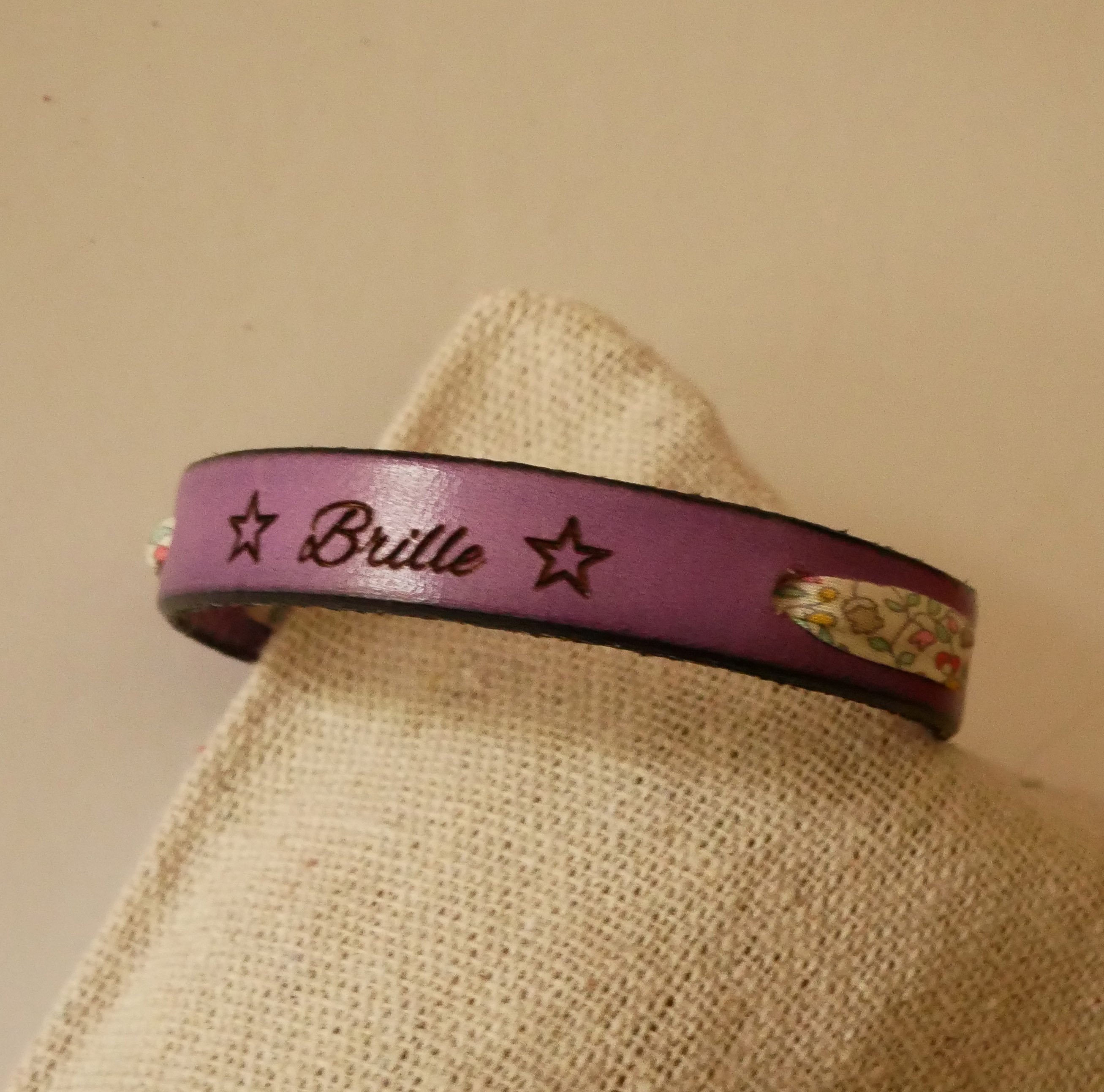 Florâme "Brille" graverat armband med pastellfärgat libertyband på lila läder