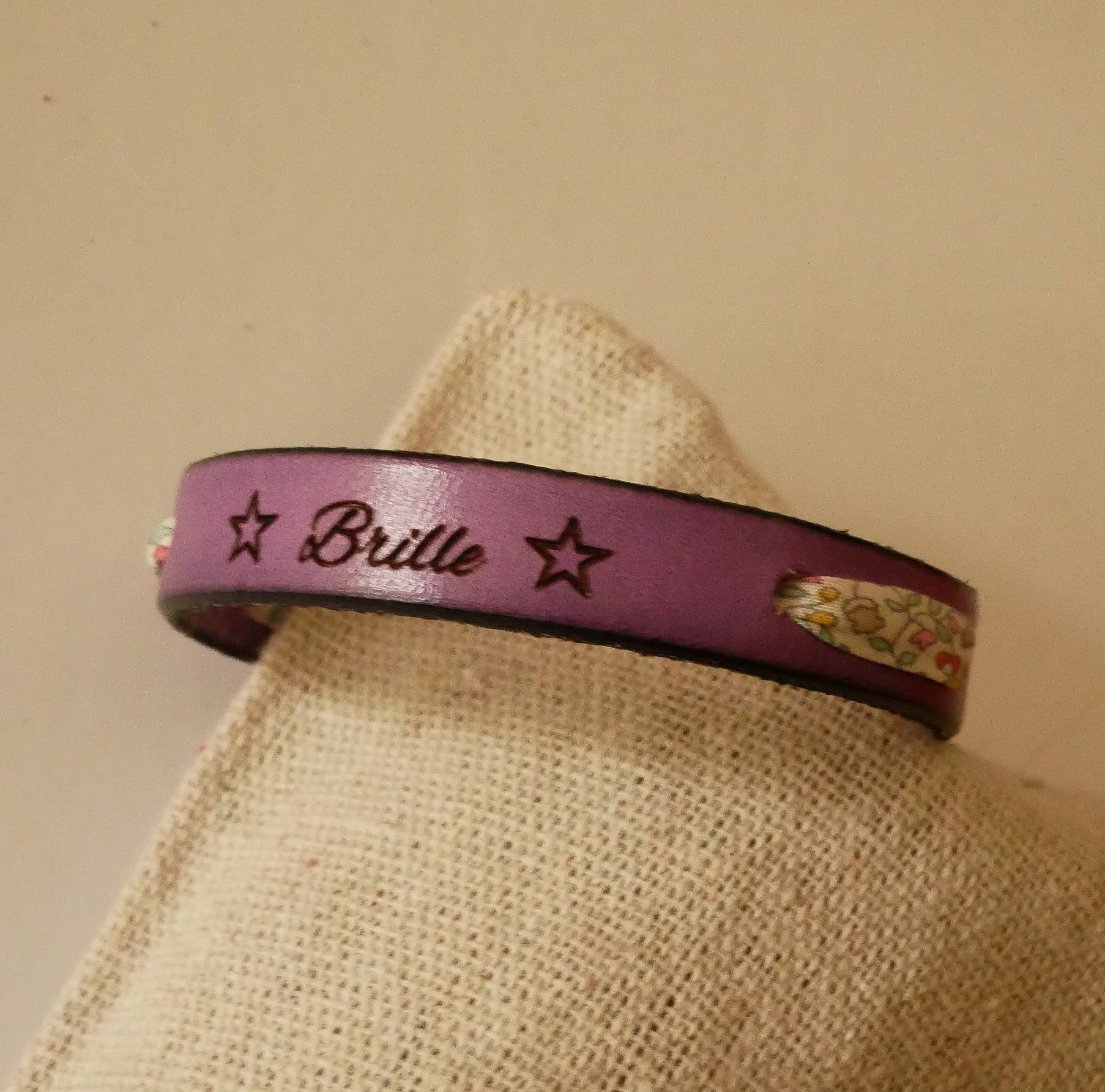 Flor&acirc;me "Brille" graverat armband med pastellf&auml;rgat libertyband p&aring; lila l&auml;der