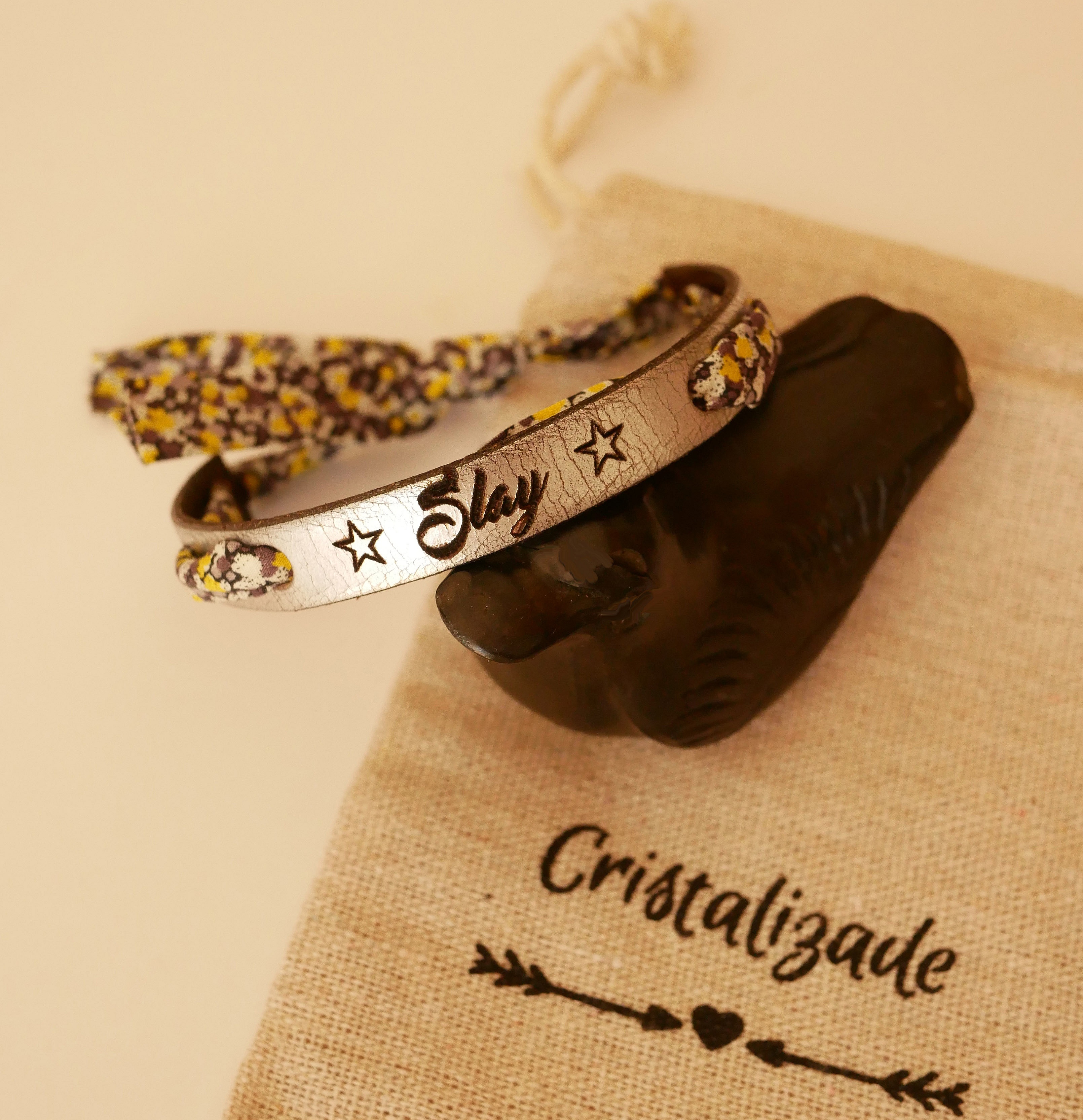 Flor&acirc;me-armband graverat med gula blommor i libertyband p&aring; silverl&auml;der