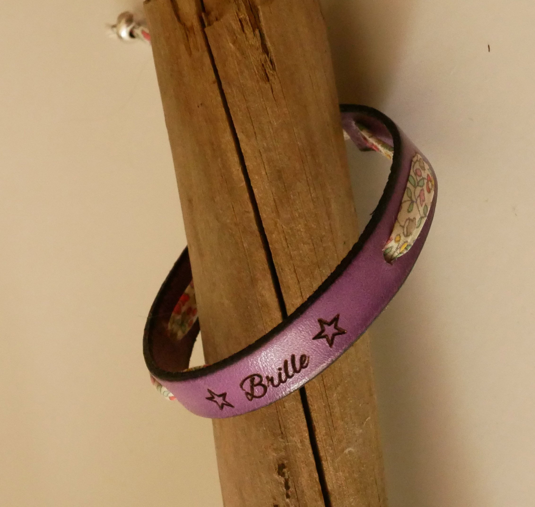 Florâme "Brille" graverat armband med pastellfärgat libertyband på lila läder
