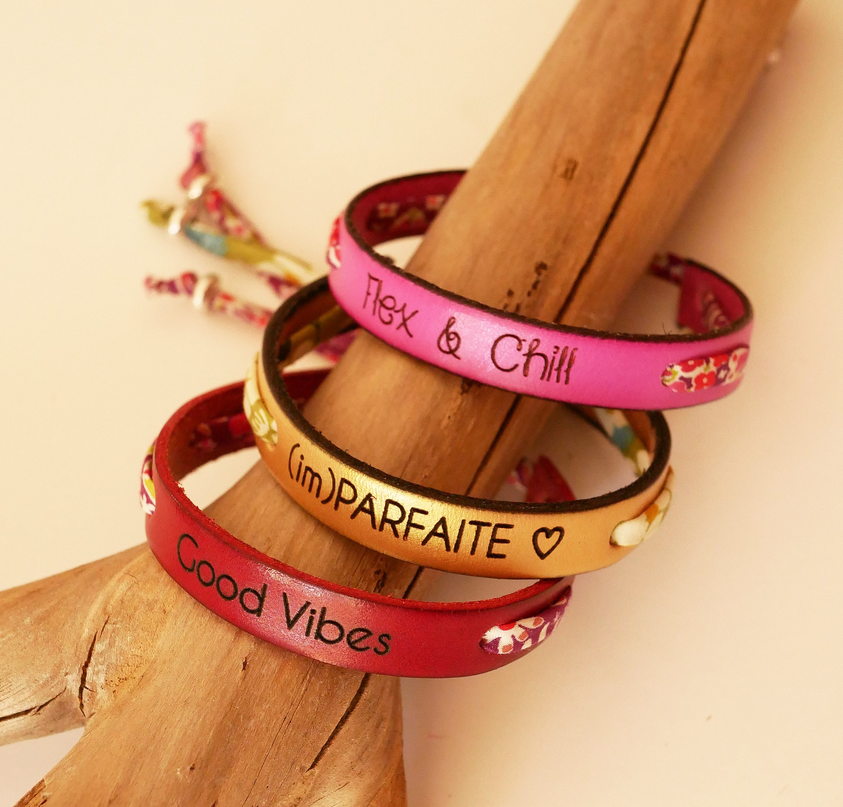 Flor&acirc;me-armband att g&ouml;ra personligt med ditt val av liberty-sn&ouml;re och l&auml;der att gravera