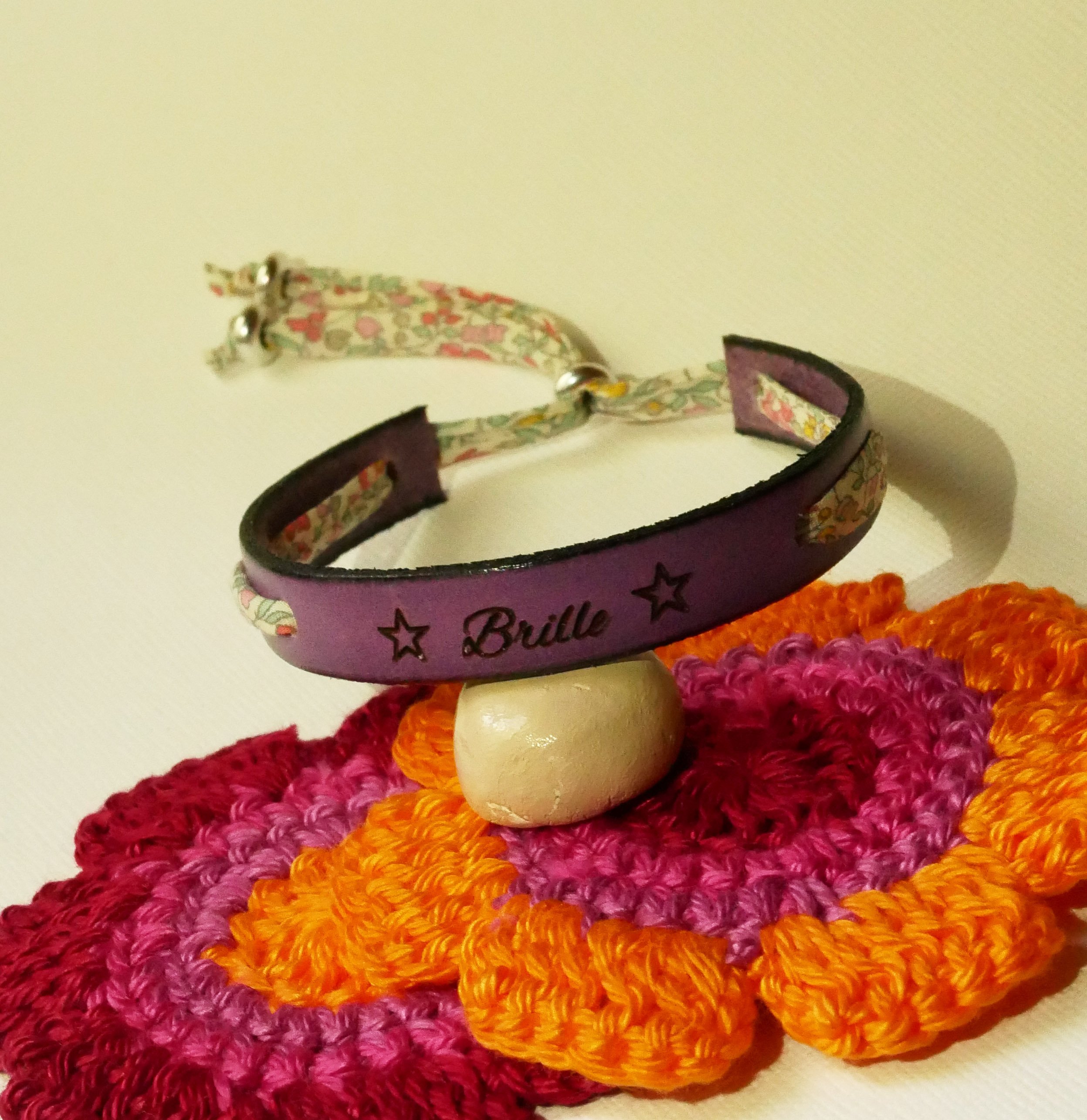 Florâme "Brille" graverat armband med pastellfärgat libertyband på lila läder