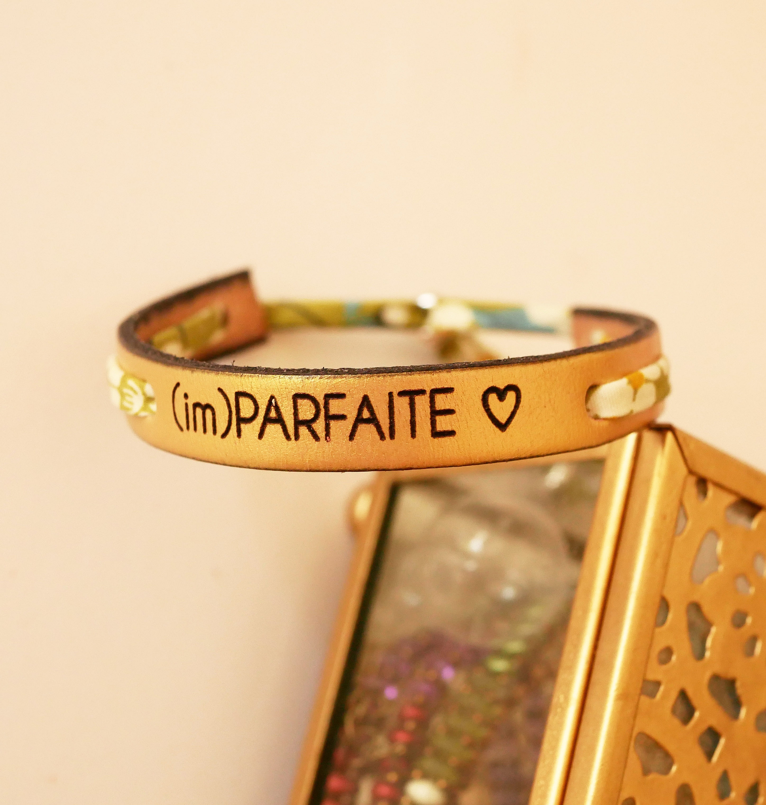 ImParfaite graverat Flor&acirc;me-armband med ljusgr&ouml;nt libertyband p&aring; guldl&auml;der 