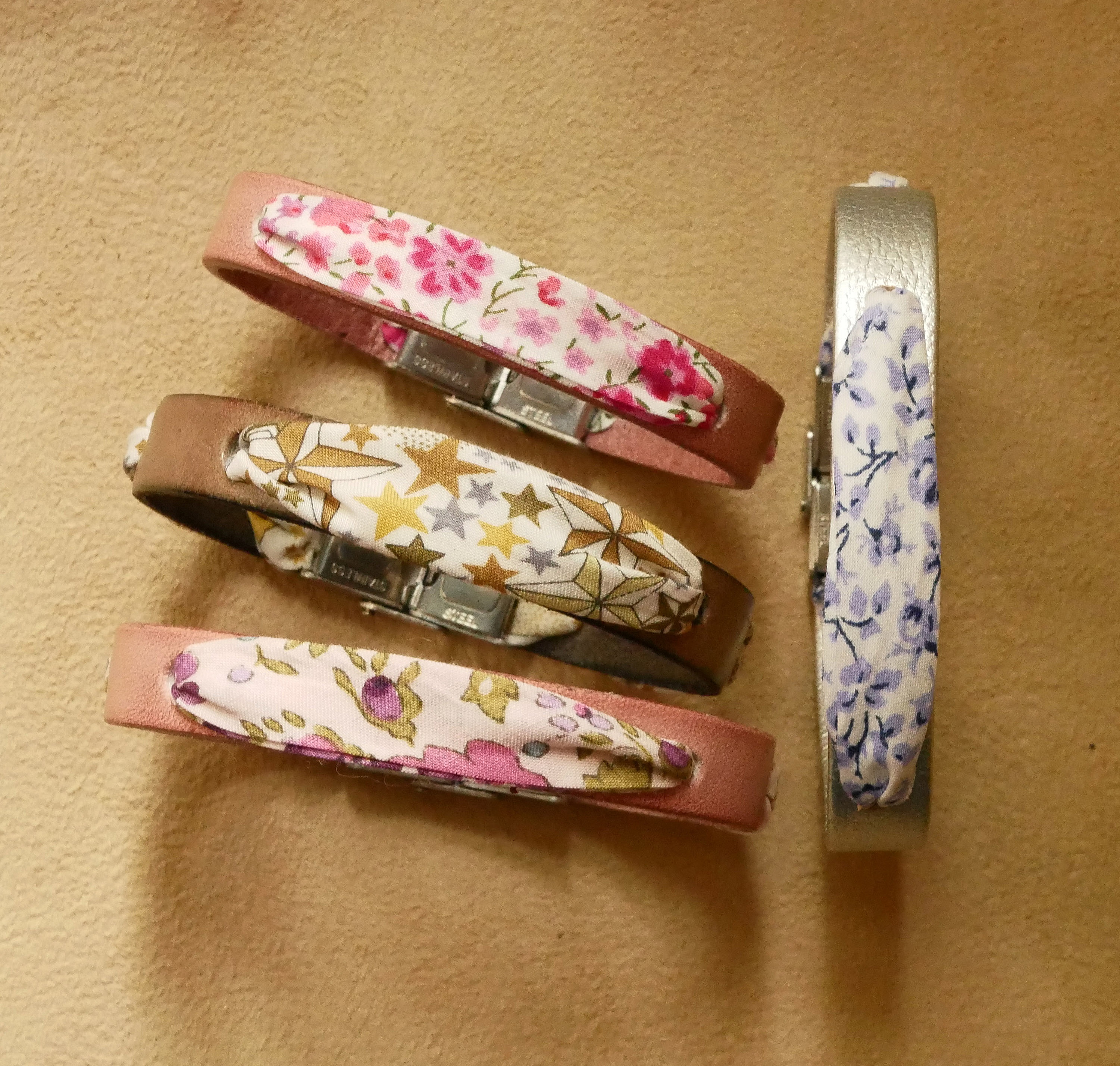 Skr&auml;ddarsytt Flor&acirc;me-armband med libertyband och ditt val av l&auml;der