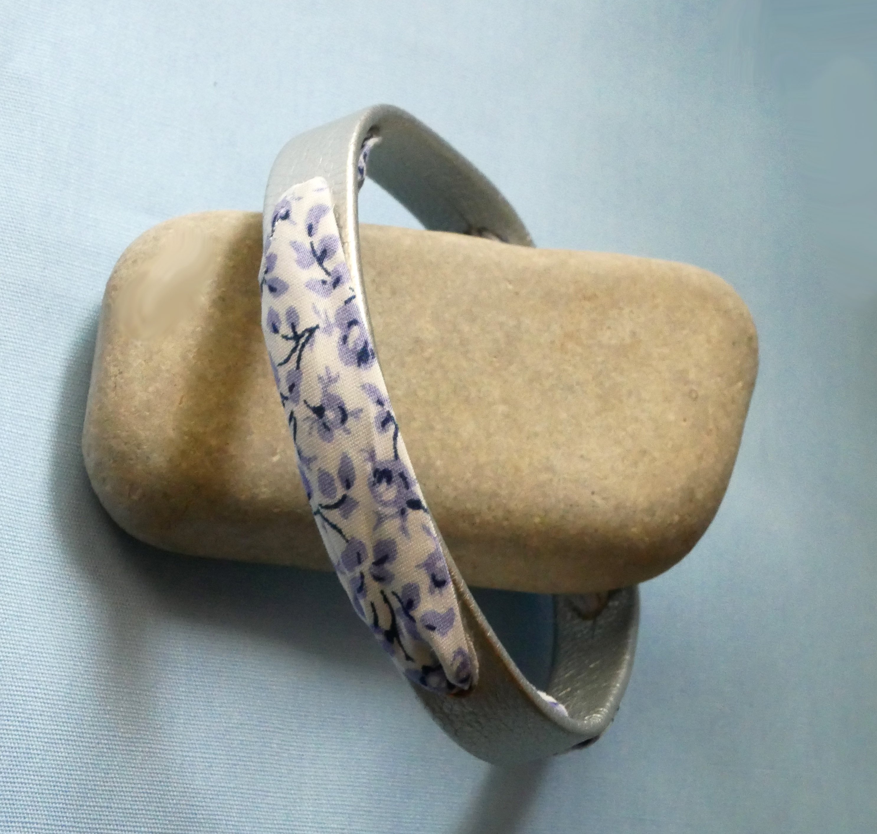 Florâme-armband med blå blommor i libertyband på silverläder